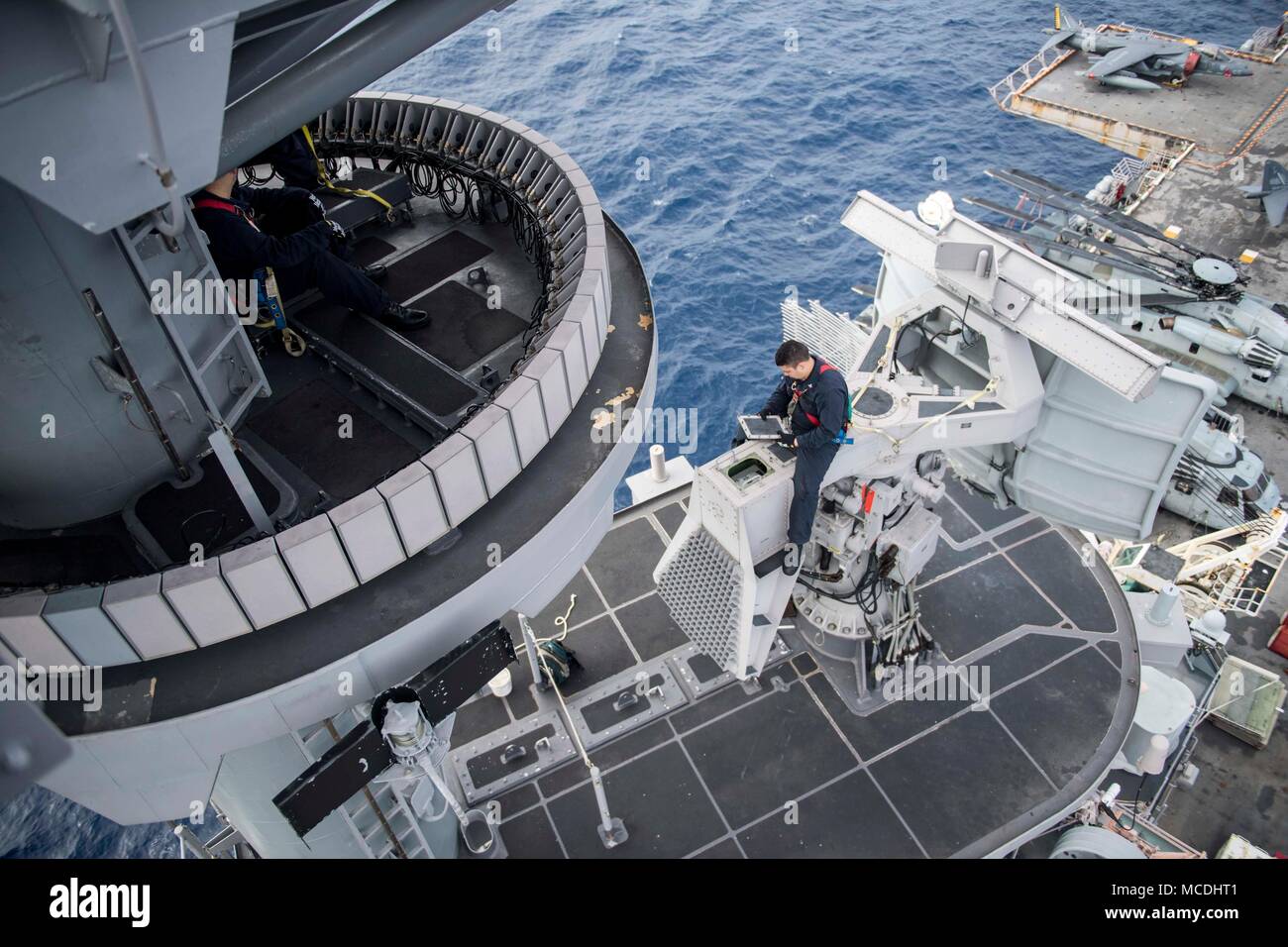180216-N-PC620-0062 OCEANO ATLANTICO (feb. 16, 2018) Electronics tecnico di terza classe Michael Morin (destra) esegue una manutenzione mensile check su un SPN-43 del controllo del traffico aereo radar sul montante di poppa a bordo dell'assalto anfibio nave USS Iwo Jima (LHD 7). L'Iwo Jima Amphibious pronto Gruppo è distribuito come supporto di le operazioni di sicurezza marittima e di teatro di sicurezza gli sforzi di cooperazione in Europa e il Medio Oriente. L'Iwo Jima ARG si imbarca il ventiseiesimo Marine Expeditionary Unit e include Iwo Jima, il trasporto anfibio dock nave USS New York (LPD 21), il dock landing ship USS Oak Hill (LSD Foto Stock