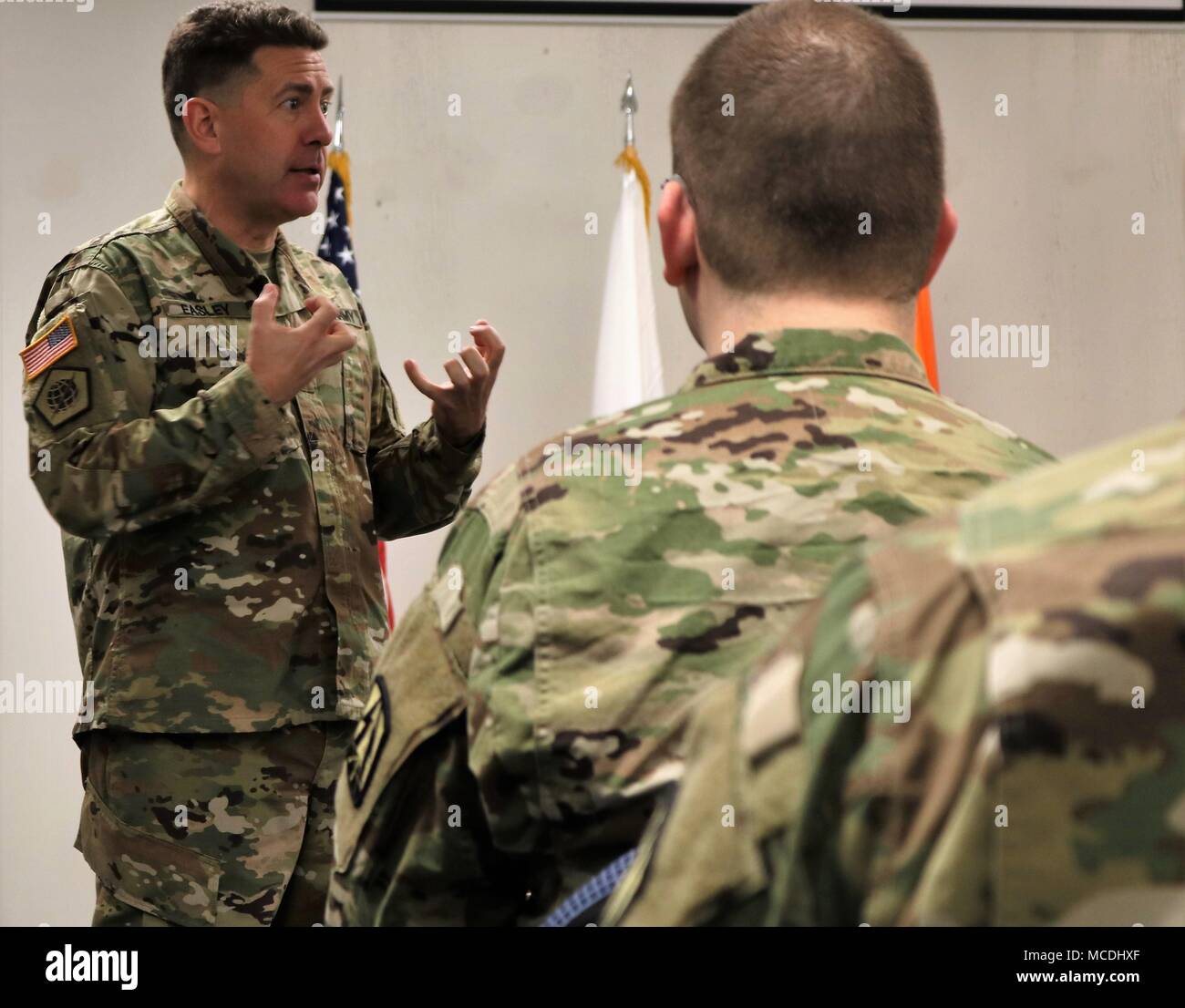 Stati Uniti La riserva di esercito di Brig. Gen. Matteo P. Easley, vice comandante generale (supporto), 335a comando di segnalazione (teatro), dà commento durante una cerimonia di partenza per i soldati assegnati a distacco 4 Northeast Cyber Protection Center, riserva di esercito Cyber Operations Group, 335sc (T), durante una cerimonia di partenza Febbraio 7, 2018 a Devens forze di riserva Area Formazione, Massachusetts. Distacco 4 è la distribuzione a sostenere le missioni condotte dagli enti regionali Cyber Centro - Sud-ovest Asia, Camp Arifjan in Kuwait. Il ARCOG offre offensiva e difensiva contro gli effetti dei nostri avversari nel cyberspazio Foto Stock