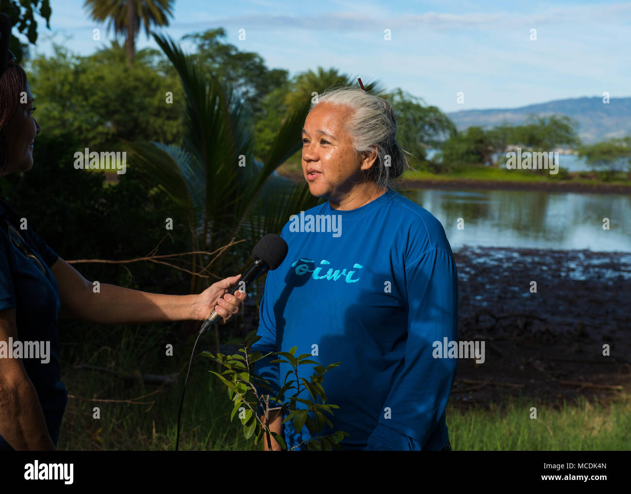 180217-N-ND356-0006 MCGREW PUNTO, Hawaii (feb. 17, 2018) Kehaulani Lum, il presidente di Ali'i Pauahi Hawaiian Civic Club, parla della Loko Pa'aiau pulitura peschiera a McGrew punto durante un'intervista con isola News KITV. Militari, volontari della comunità, insieme con i membri dell'equipaggio di il Polynesian Voyaging della società Hokele"a sono venuti insieme per rimuovere il cestino e specie invasive a loko Pa'aiau Peschiera. (U.S. Foto di Marina di Massa lo specialista di comunicazione di terza classe Jessica O. Blackwell) Foto Stock