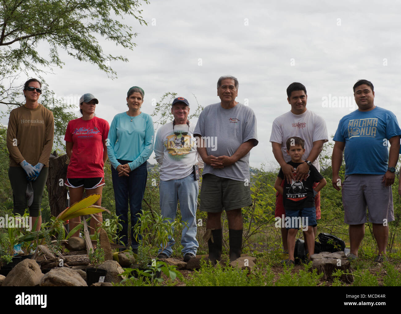 180217-N-ND356-0022 MCGREW PUNTO, Hawaii (feb. 17, 2018) Membri di Ali'i Pauahi Hawaiian Civic Club, volontari della comunità, insieme con i membri dell'equipaggio di il Polynesian Voyaging della società Hōkūleʻa, stare insieme per rendere omaggio alla terra e alle generazioni precedenti prima di rimuovere il cestino e invasive specie vegetali a loko Pa'aiau Peschiera. (U.S. Foto di Marina di Massa lo specialista di comunicazione di terza classe Jessica O. Blackwell) Foto Stock