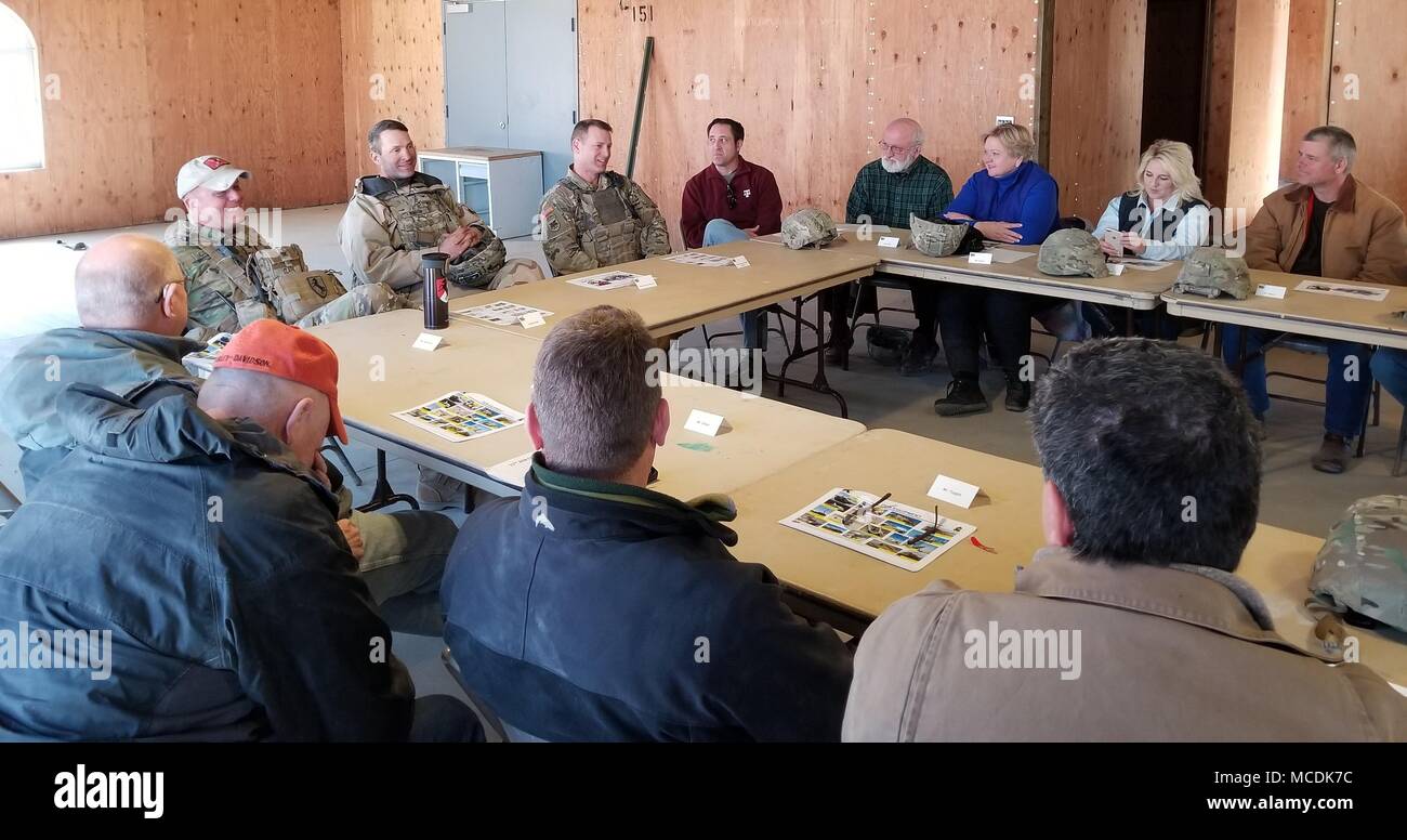 Col. Joseph Clark (sinistra), comandante della xi Armored reggimento di cavalleria; Col. Jonathan Byrom (centro), comandante del terzo reggimento di cavalleria, e il comando Sgt. Il Mag. Michael Stunkard (a destra), il comando sergente maggiore della xi Armored reggimento di cavalleria forniscono una panoramica delle operazioni per i membri dell'Killeen e Harker Heights le Camere di commercio a Fort Irwin, California, 18 febbraio, 2018. Il Killeen e Harker Heights Camere di Commercio visita NTC è progettata per rafforzare le relazioni tra i dirigenti civili nel circostante Fort Hood comunità e i membri del servizio assegnato a Fort Hood, Texas. Foto Stock