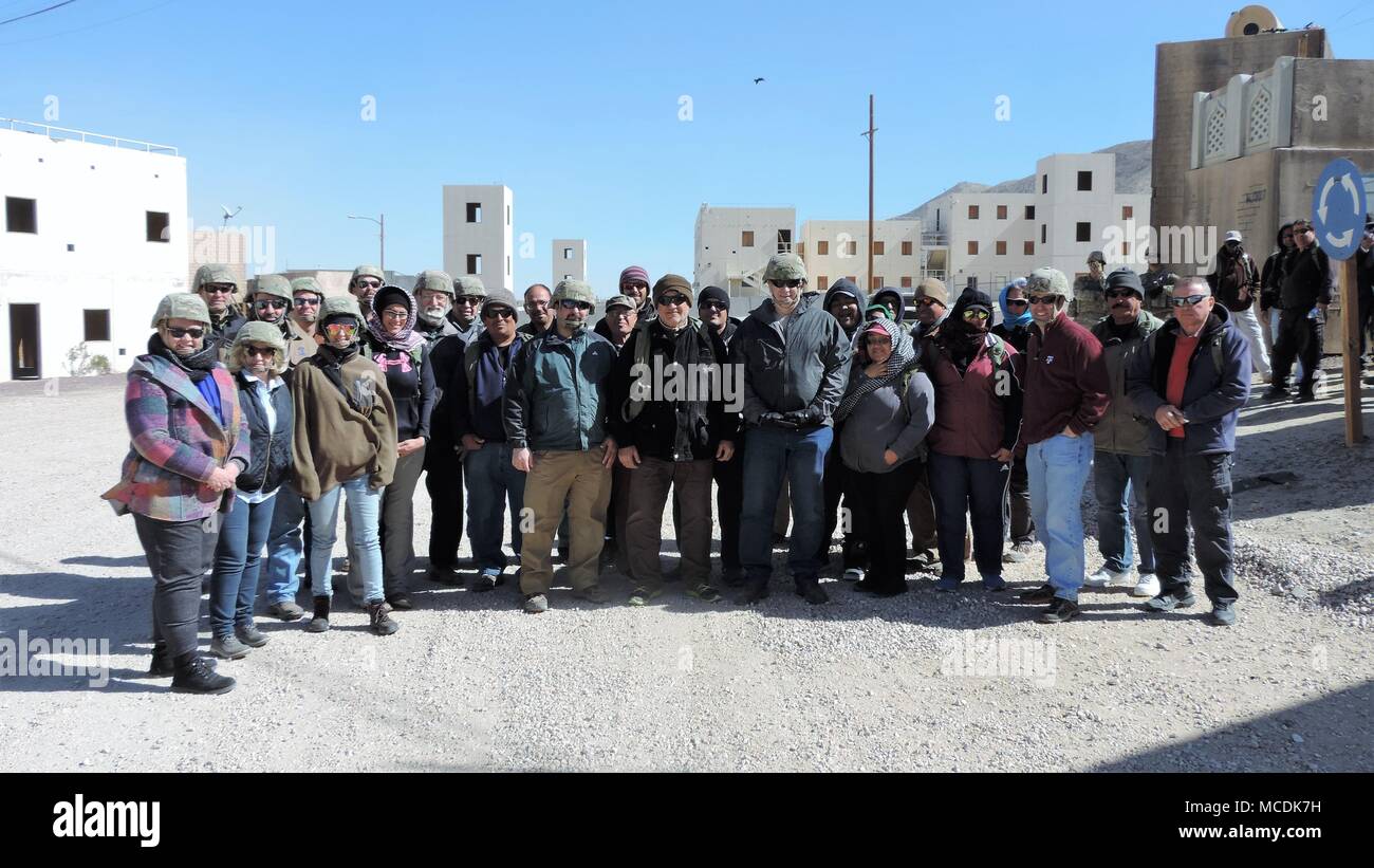 Membri della Killeen e Harker Heights Camera di Commercio di prendere una foto di gruppo con il ruolo civile i giocatori a sostegno del National Training Center a Fort Irwin, California, 18 febbraio, 2018. Il Killeen e Harker Heights Camere di Commercio visita NTC è progettata per rafforzare le relazioni tra i dirigenti civili nel circostante Fort Hood comunità e i membri del servizio assegnato a Fort Hood, Texas. (US Army foto di magg. Anthony Clas, 7 Mobile degli affari pubblici distacco) Foto Stock