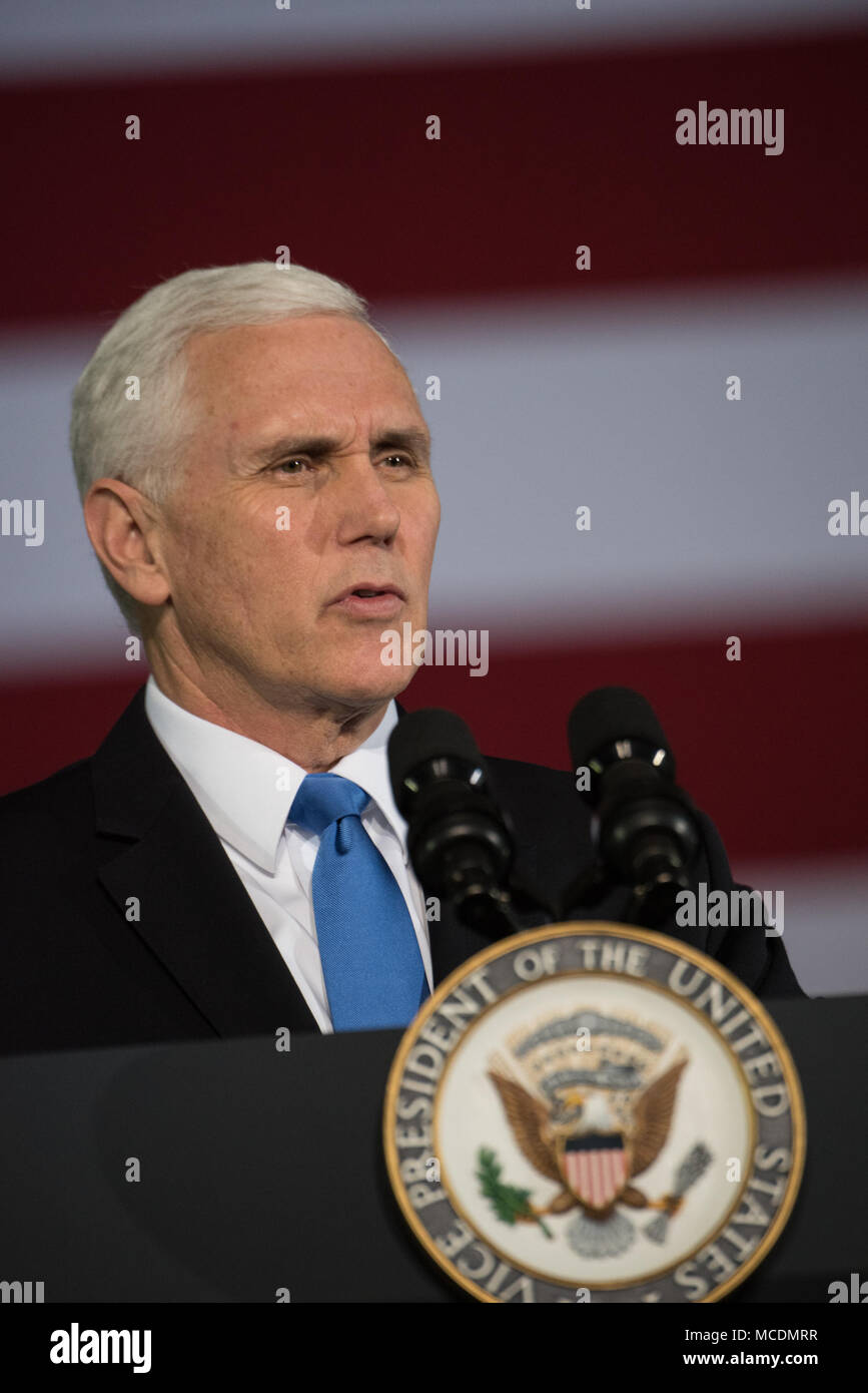 Mike Pence, Vice Presidente degli Stati Uniti d'America, offre le osservazioni di apertura per il kick off del 2° Nazionale spazio riunione del Consiglio presso la John F. Kennedy Space Center Space Shuttle Processing Facility, Florida, Feb 21, 2018. Il Consiglio si è riunito per discutere e ascoltare le testimonianze circa l importanza di spazio DEGLI STATI UNITI enterprise. (DoD Foto di U.S. Army Sgt. James K. McCann) Foto Stock