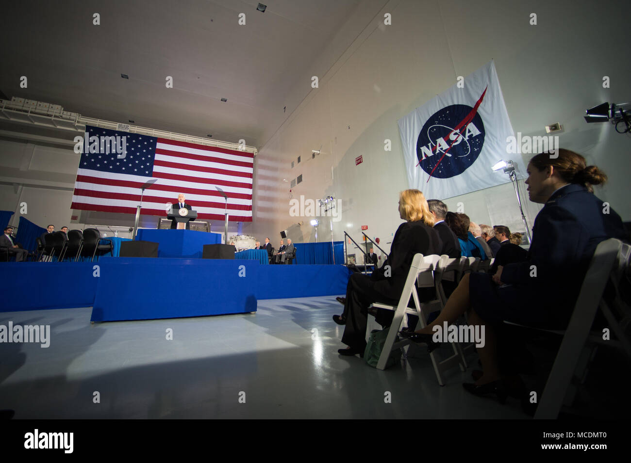 Mike Pence, Vice Presidente degli Stati Uniti d'America, offre le osservazioni di apertura per il kick off del 2° Nazionale spazio riunione del Consiglio presso la John F. Kennedy Space Center Space Shuttle Processing Facility, Florida, Feb 21, 2018. Il Consiglio si è riunito per discutere e ascoltare le testimonianze circa l importanza di spazio DEGLI STATI UNITI enterprise. (DoD Foto di U.S. Army Sgt. James K. McCann) Foto Stock