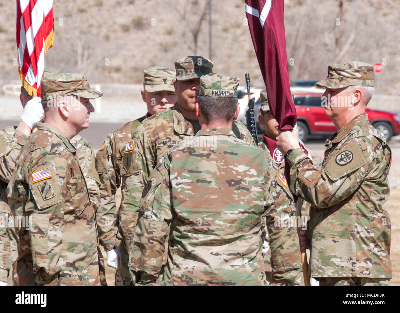 (Da sinistra) Command Sgt. Il Mag. William Vernon, comando in arrivo sergente maggiore, comando di truppa, William Beaumont Army Medical Center, e il tenente Col. Steven Knapp, commander, comando di truppa, stand presso l'attenzione come il comando Sgt. Il Mag. Michael Fetzer (estrema destra), in uscita il comando sergente maggiore, riceve i colori unità durante un cambio di responsabilità cerimonia dove Fetzer rinunciato alla responsabilità del comando delle truppe di Vernon, a WBAMC, Feb. 13. Foto Stock