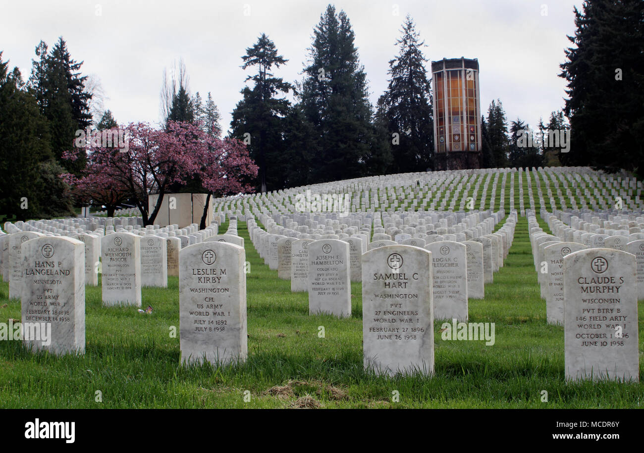 Veterans Memorial Cemetery nel nord di Seattle. Torre di carillon in background. Foto Stock