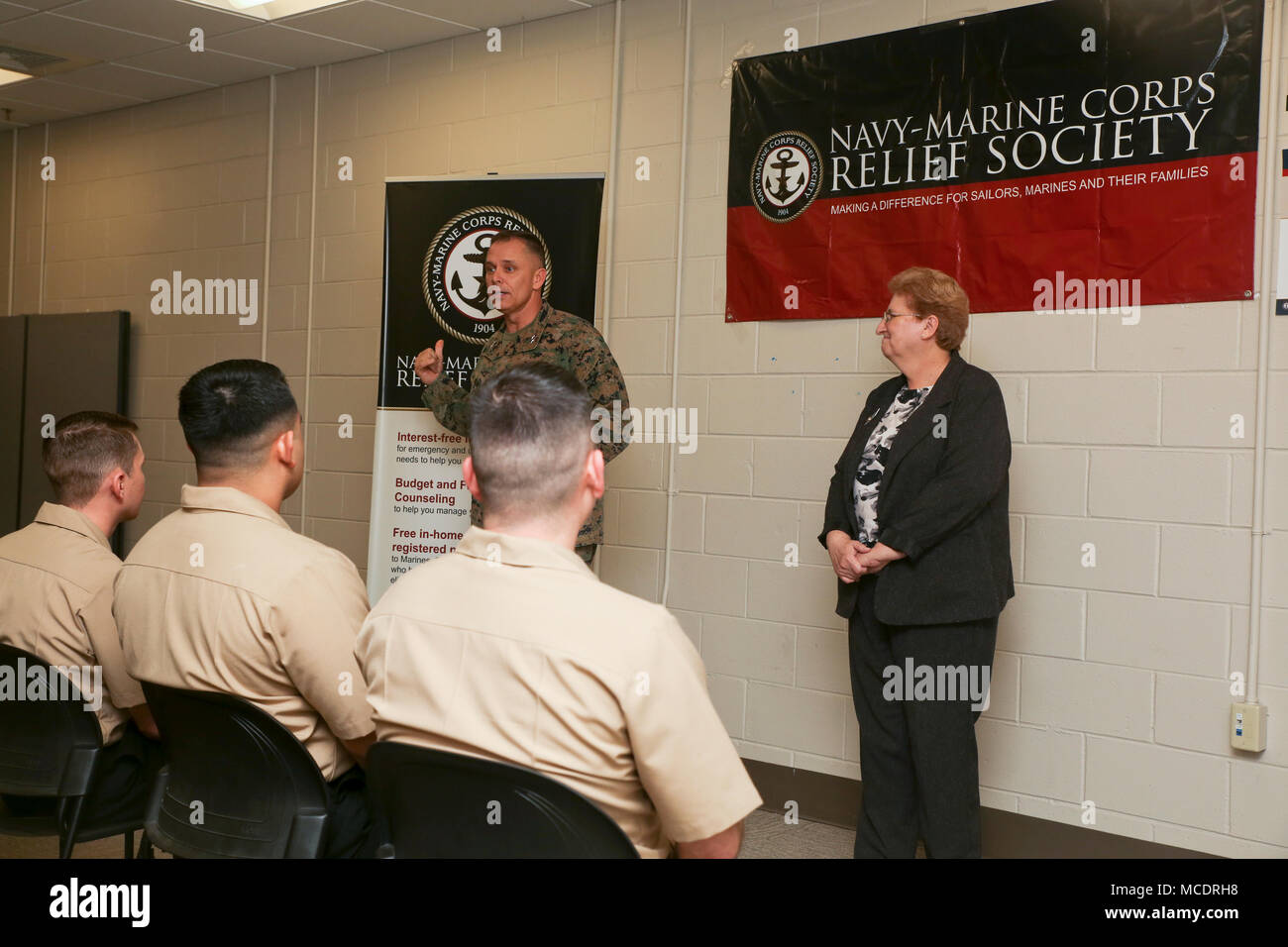 Il Mag. Gen. Matteo Glavy e Pam indirizzo Mentzer Marines e marinai a bordo di Marine Corps Air Station Beaufort Feb. 23. Glavy l'intento è stato quello di diffondere la consapevolezza per la Navy-Marine Corps Relief Society e il modo in cui i loro sforzi possono beneficiare Marines, i marinai e le loro famiglie. Glavy è il comandante generale di 2 aeromobili Marina Wing e Mentzer è il direttore NMCRS a bordo Marine Corps Air Station Beaufort. Foto Stock