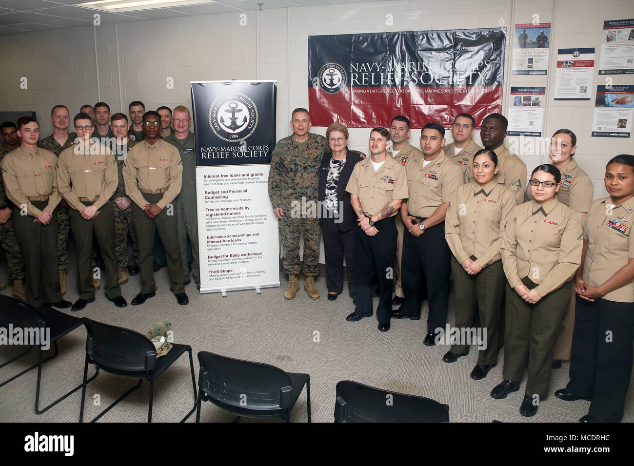 Il Mag. Gen. Matteo Glavy e Pam Mentzer scattare una foto con Marines e marinai a bordo di Marine Corps Air Station Beaufort Feb. 23. Glavy l'intento è stato quello di diffondere la consapevolezza per la Navy-Marine Corps Relief Society e il modo in cui i loro sforzi possono beneficiare Marines, i marinai e le loro famiglie. Glavy è il comandante generale di 2 aeromobili Marina Wing e Mentzer è il direttore NMCRS a bordo Marine Corps Air Station Beaufort. Foto Stock