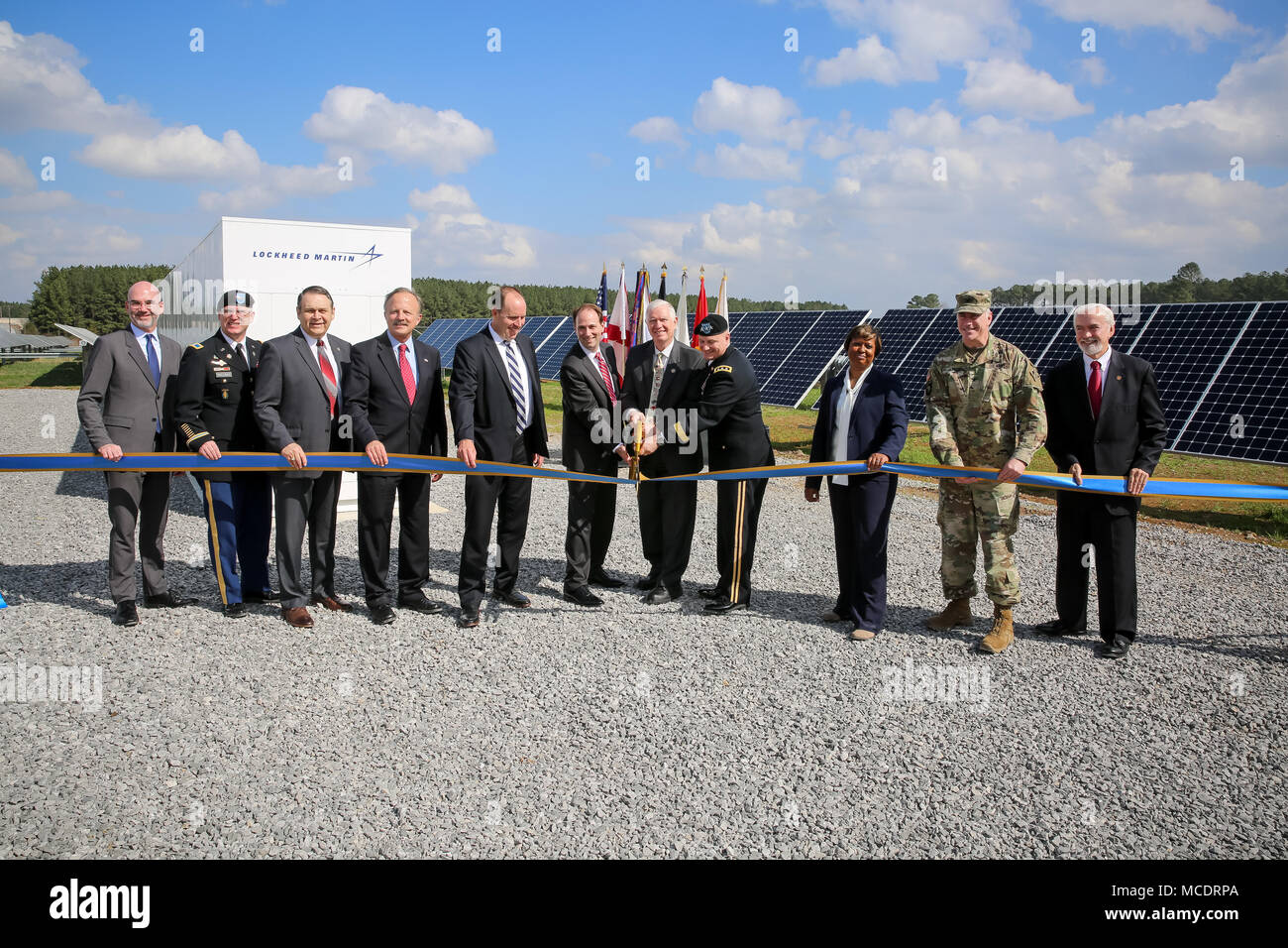 I leader di squadra Redstone, l'esercito di gestione installazione comando e funzionari di governo locali inaugurare una energia solare e batteria impianto di stoccaggio durante una cerimonia del taglio del nastro dal 23 febbraio, 2018 a Redstone Arsenal, Alabama. Il progetto e il sistema di deposito di batteria genera on-site, il combustibile privo di alimentazione per uso da Redstone Arsenal e suoi locatari, ed è in grado di accumulare energia elettrica per compensare la domanda durante i picchi di consumo. (U.S. Esercito foto di Sgt. 1. Classe Teddy Wade) Foto Stock