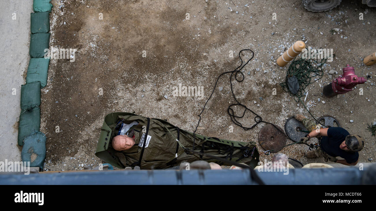 Stati Uniti Air Force pararescuemen, assegnato all'ottantatreesimo Expeditionary squadrone di salvataggio, condotta con un angolo elevato di formazione di salvataggio utilizzando una parete di arrampicata a Bagram Airfield, Afghanistan, Feb 23, 2018. La condotta pararescuemen formazione eventi mentre dispiegato per mantenere la padronanza di diverse tecniche di salvataggio, le tattiche e le procedure. (U.S. Air Force Foto di Tech. Sgt. Gregorio Brook) Foto Stock