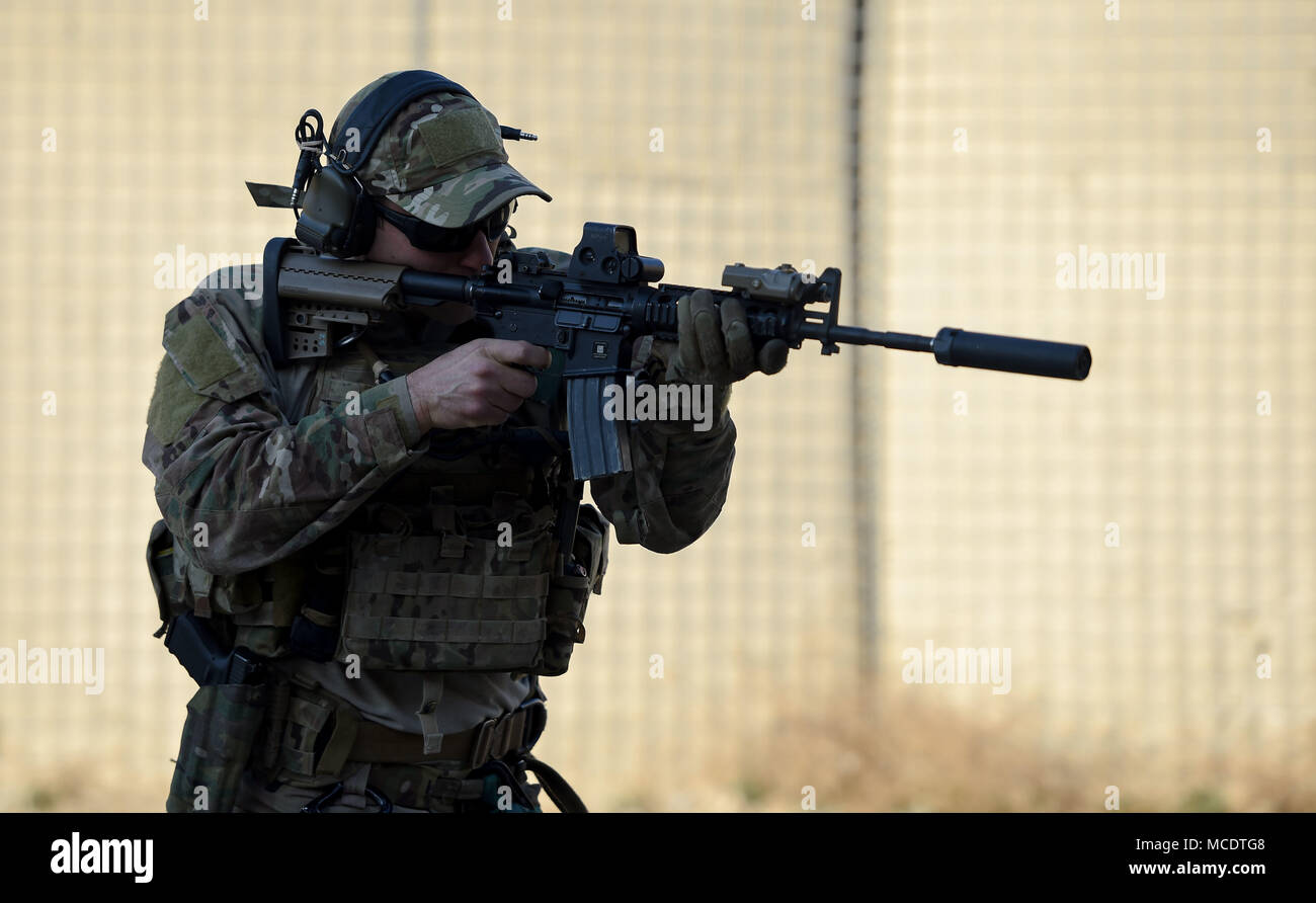 Un U.S. Air Force Pararescueman assegnato all'ottantatreesimo Expeditionary squadrone di salvataggio, punta il suo fucile a un bersaglio durante l'addestramento alle armi di Febbraio 21, 2018 a Bagram Airfield, Afghanistan. Pararescuemen condurre attività di formazione sul combattimento, procedure mediche e operazioni di ricerca e salvataggio per affinare le loro capacità, garantendo il massimo livello di funzionalità tattiche per comandanti in tutta la combinazione di operazioni congiunte di zona - Afghanistan. (U.S. Air Force foto di Senior Airman Nathaniel Stout) Foto Stock