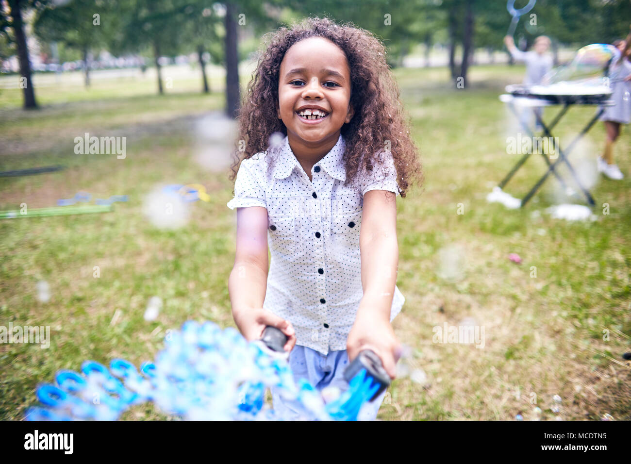 African American Girl rendendo le bolle di sapone Foto Stock