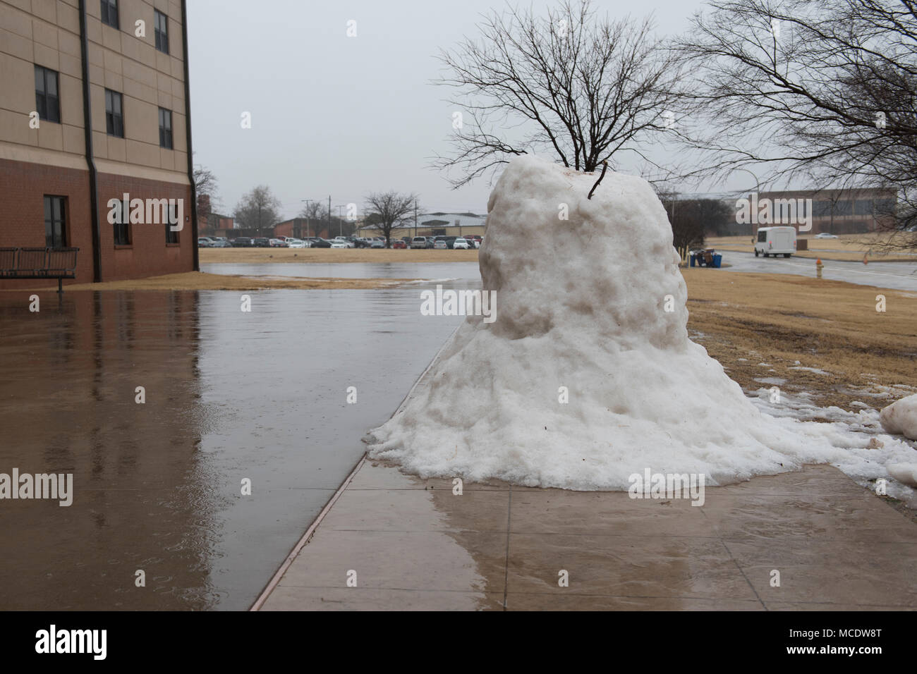 I resti di un pupazzo di neve si scioglie lentamente lontano come inched temperature superiori al punto di congelamento a Sheppard Air Force Base riaperto dal 23 febbraio, 2018. Un inverno di arresto del sistema nord Texas base per Feb. 21-22 come rivestito di ghiaccio di strade e di marciapiedi, rendendole impraticabili. (U.S. Air Force foto di Alan R. Quevy) Foto Stock