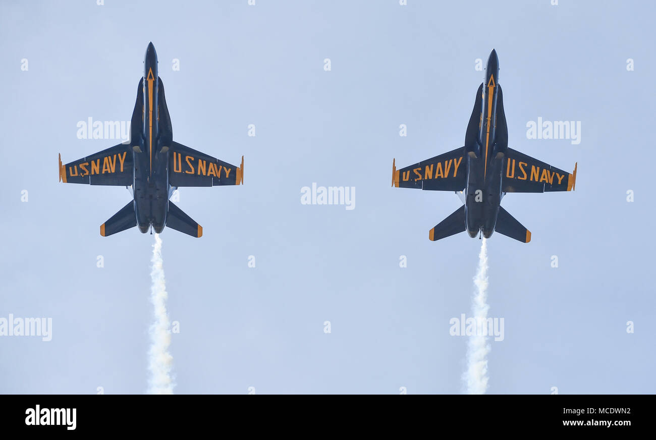 180412-N-NI474-2230 TUSCALOOSA, Ala. (12 aprile 2018) Stati Uniti Navy dimostrazione di volo squadrone, Blue Angels, solo piloti esibirsi i contrapposti il minimo raggio di sterzata manovra durante una dimostrazione pratica di Tuscaloosa Regional Air Show. Il Blue Angels sono programmati per eseguire più di 60 dimostrazioni di più di 30 sedi negli Stati Uniti e in Canada nel 2018. (U.S. Foto di Marina di Massa lo specialista di comunicazione 1a classe Daniel M. giovani/rilasciato) Foto Stock