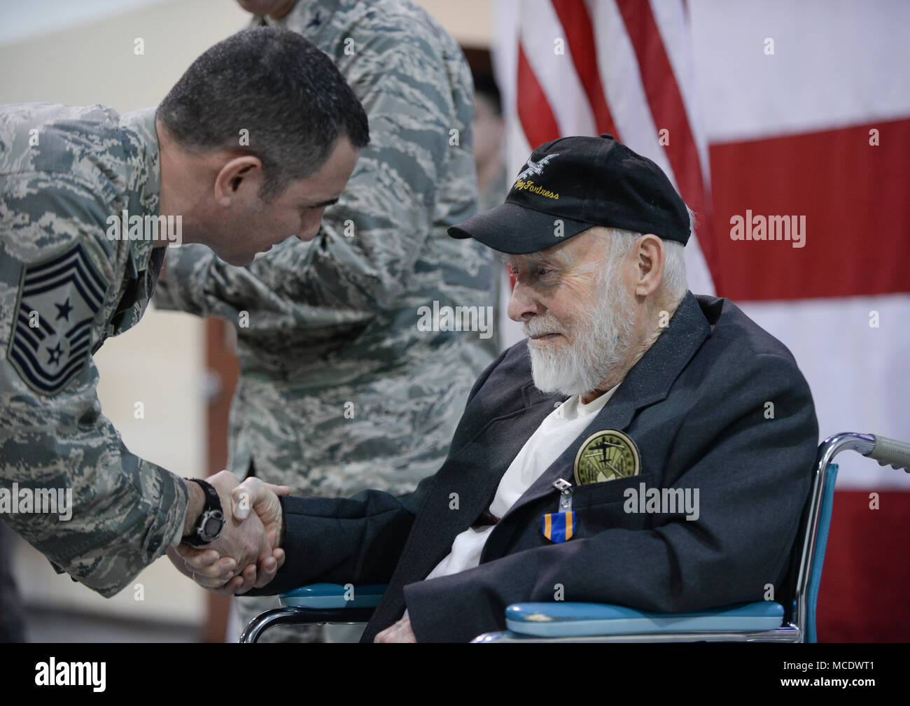 Master Chief Sgt. Brian Kruzelnick, 55th comando parafango chief, grazie Gail Farrell, un 93-anno vecchio II Guerra Mondiale e la guerra di Corea veterano che ha volato 21 missioni come una coda Artigliere nel B-17 Flying Fortress, per il suo servizio dopo una medaglia cerimonia di presentazione presso il James M. McCoy Airman Leadership School Febbraio 8, 2018. Col. Mike Manion, 55th Wing Commander, presentato Farrell con aria ad una medaglia con due foglie di quercia cluster; il European-African Medio Orientale medaglia di campagna con tre il servizio bronze stelle; l'americano medaglia di campagna; la II Guerra Mondiale Medaglia Vittoria; e onorato servizio bavero pulsante, Foto Stock