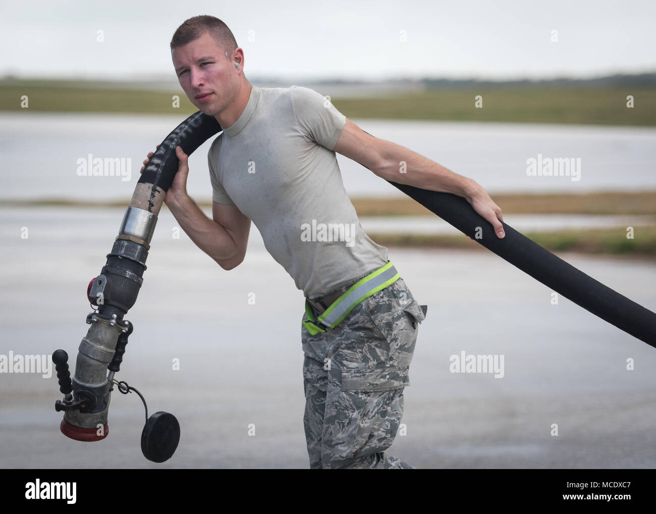 Airman 1. Classe Wesley Henderson, 35th logistica squadrone Readiness benzina di lubrificazione olio tecnico, porta una pompa del combustibile verso un U.S. Air Force C-130J Super Hercules durante l'esercizio a far fronte nord 2018 presso Andersen Air Force Base, Guam, 22 febbraio. Far fronte a nord migliora le relazioni degli Stati Uniti con i nostri alleati regionali e partner per dimostrare la nostra volontà di promuovere la sicurezza e la stabilità in tutta la regione Indo-Pacifico. (U.S. Air Force foto di Airman 1. Classe Juan Torres Chardon) Foto Stock