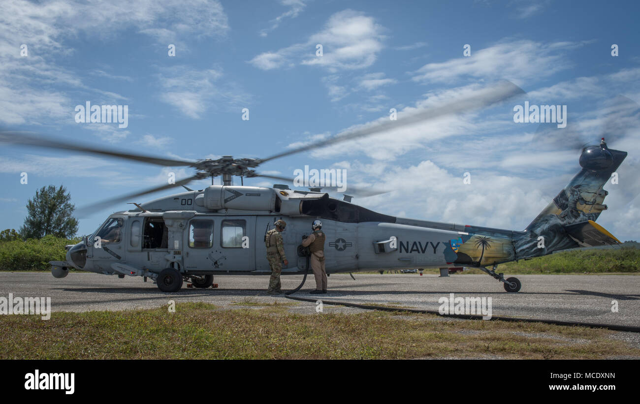 Un U.S. Navy MH-60S Seahawk assegnati ad un elicottero di combattimento di mare Squadron 25, viene rifornito di combustibile da un elicottero conveniente sistema di rifornimento carburante (lei) durante l'esercizio a far fronte nord 2018 a Tinian, U.S. Repubblica della Mariana Islands settentrionale, Feb. 26. La sua è una distribuibile del sistema di alimentazione del carburante in grado di memorizzare 3.000 galloni di carburante. (U.S. Air Force foto di Airman 1. Classe Juan Torres Chardon) Foto Stock