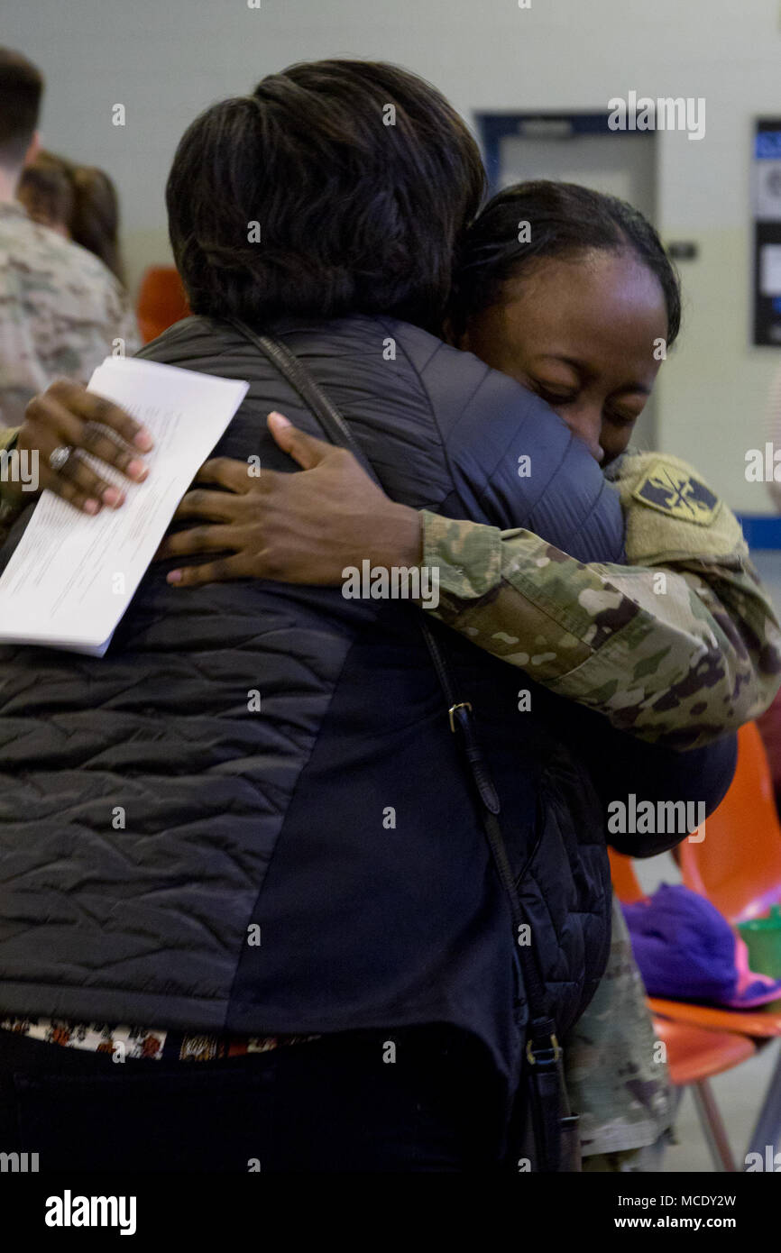 Un Maryland soldato della protezione nazionale, 629th Expeditionary Intelligence militare battaglione, dice addio prima di uscire per una distribuzione di Ft. Gordon, la Georgia di alloro, Maryland il Feb 26, 2018. Dieci di intelligence militare soldati dal Maryland Guardia Nazionale sosterrà il servizio attivo il comando tramite esecuzione di intelligence geospaziale immagini; analisi di overhead e antenna da immagini fotografiche e di funzionalità elettroniche. (U.S. La Guardia Nazionale foto di Cpl. Elizabeth Scott) Foto Stock