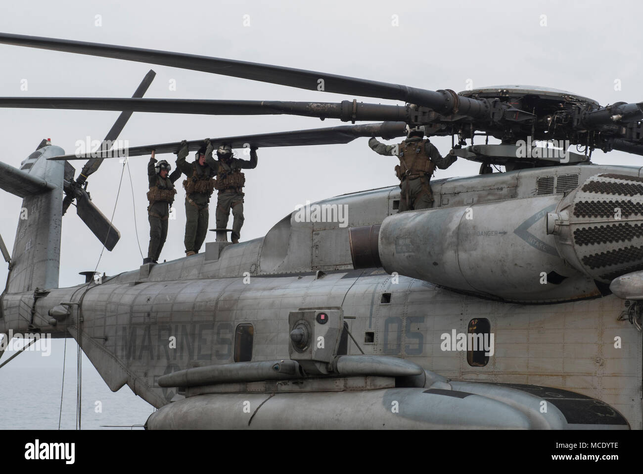 180223-N-NB544-082 Golfo di Thailandia (feb. 23, 2018) Marines, assegnato al "Wolfpack' di Marine elicottero pesante Squadron (HMH) 466, spostare le pale del rotore di un CH-53E Super Stallion durante il post-controlli di volo sul ponte di volo dell'assalto anfibio nave USS Bonhomme Richard (LHD 6) dopo il ritorno dalla loro partecipazione in esercizio Cobra Gold 2018. Bonhomme Richard ha completato la sua partecipazione in esercizio Cobra Gold 2018 accanto al Royal Thai navi della Marina e del personale e come ha condotto una serie di operazioni anfibie che mira a migliorare la tattica di competenza dei partecipanti e provare Foto Stock