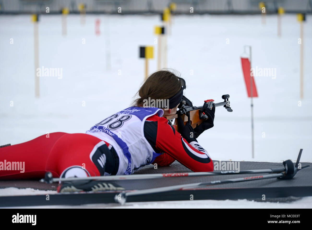 Il personale dell'esercito Sgt. Stephanie puro, un membro della Utah Guardia Nazionale di biathlon, compete nel perseguimento individuale della manifestazione presso il Chief National Guard Bureau campionati di Biathlon in Soldier cava, Utah, nel febbraio 26, 2018. Durante l'esercizio evento i biatleti ski cinque giri per un totale di 12,5 chilometri (7.8 mi) per gli uomini e 10 chilometri (6.2 mi) per le donne. Ci sono anche quattro combattimenti di ripresa (due prona, due piedi, in che ordine), e ciascun mezzo di perdere un giro di penalit di 150 metri (490 ft). (U.S. Air National Guard foto di Tech. Sgt. Monio ambra) Foto Stock