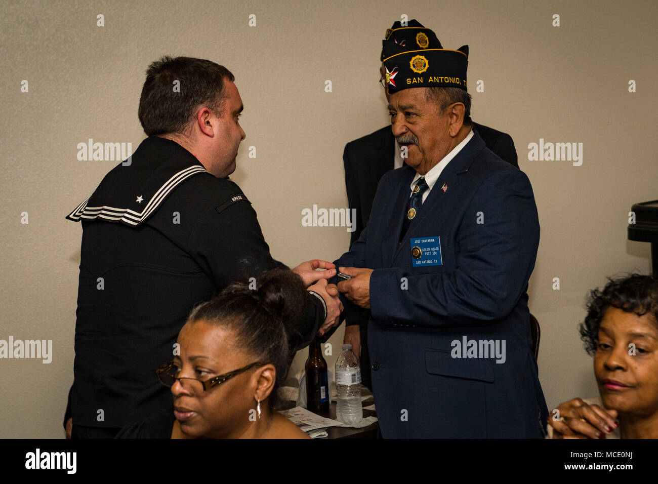 180220-N-EO381-0161 SAN ANTONIO (feb. 20, 2018) La comunicazione di massa Specialist 1a classe Ty Connors dà un pin per un American Legion Fred Brock Post n. 828 veterano di guerra di Vietnam come parte di San Antonio Navy settimana. San Antonio è una delle città selezionate per ospitare una marina 2018 settimana Una settimana dedicata al sollevamento U.S. Navy consapevolezza attraverso irradiazione locale, i servizi alla comunità e mostre. (U.S. Foto di Marina di Massa lo specialista di comunicazione di terza classe Casey J. Hopkins/rilasciato) Foto Stock