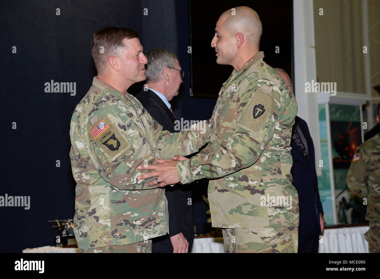 Il personale Sgt. Alvin lunga si congratula con il Mag. Gen. William Gayler, U.S. Army Aviation Center di eccellenza comandante generale, per ricevere l'esercito Aviation Association of America 2017 controllore del traffico aereo del premio di anno in riconoscimento per il suo straordinario impegno mentre dispiegato in Iraq con 2a sostegno generale Aviation battaglione, 149Reggimento di aviazione. Il premio viene conferito annualmente a una selezionata di controllore del traffico aereo che ha eseguito o ha contribuito lodevolmente per il controllo del traffico aereo campo durante il periodo di premi. (U.S. Esercito Nazionale Guardia Foto di cortesia) Foto Stock