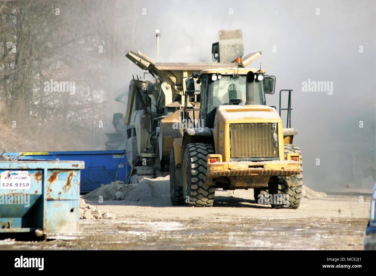 Gerke Excavating Inc. È un appaltatore con sede a Tomah, Wisconsin, impegnato in operazioni di riciclaggio del calcestruzzo a Fort McCoy. Il 12 febbraio 2018, i lavoratori hanno trasferito il vecchio calcestruzzo in un frantumatore sulla North Post come parte di un progetto che richiede la frantumazione di 4.000 tonnellate di asfalto riciclato e 20.000 tonnellate di calcestruzzo riciclato. L'immagine di archivio registra le attività di elaborazione industriale che supportano l'infrastruttura di base. Foto Stock