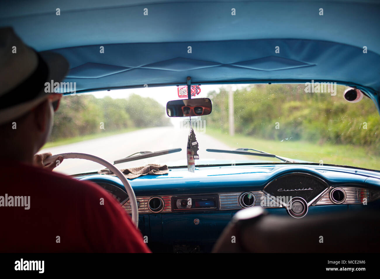 Una vista dell'autostrada al di fuori di La Habana, Cuba Mercoledì, 3 dicembre 2015. Il governo cubano consente i cubani a lavorare privatamente la guida antichi restaurati automobili per i turisti. Foto Stock