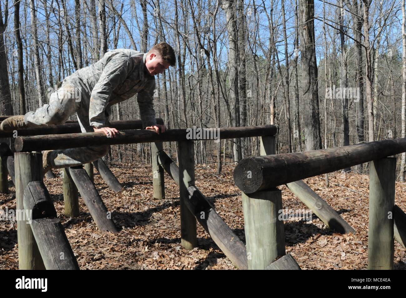 Sgt. Ethan Scott, del 155Armored Brigade Combat Team con sede a Tupelo, Miss., salta su travi durante il corso di fiducia porzione del Mississippi Guardia Nazionale 2018 miglior guerriero concorrenza al Camp McCain Training Center vicino a Elliott, Miss., 27 febbraio 2018. (U.S. La Guardia Nazionale foto di Chelsy cavi) Foto Stock