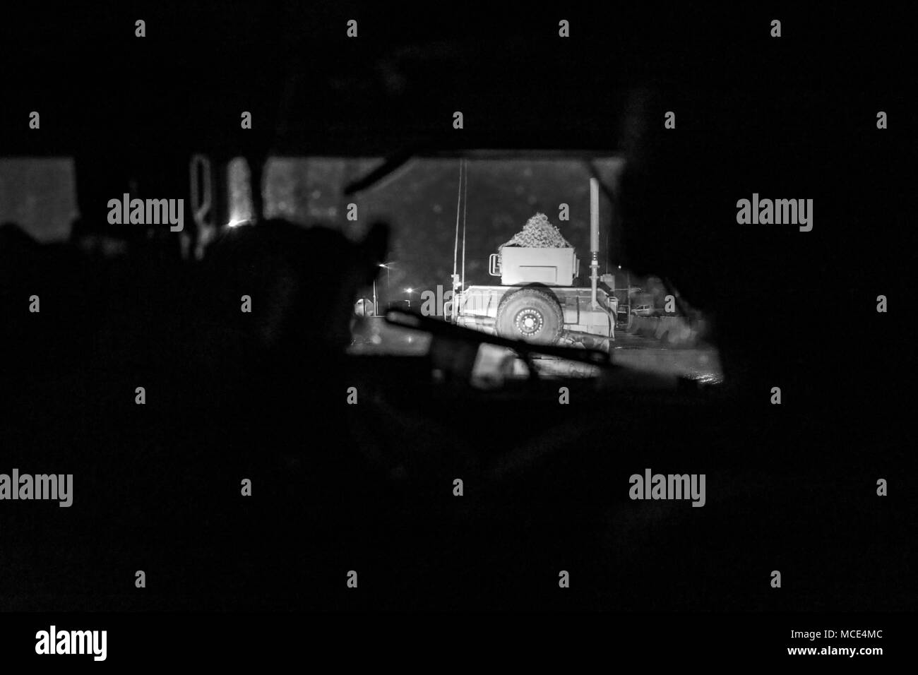 Un U.S. Esercito Humvee conduce un convoglio durante una pattuglia di sicurezza presso il Camp Taji, Iraq, 27 febbraio 2018. La decima divisione di montagna, distribuito in Iraq come parte di operazione inerente a risolvere, è dedicata a sconfiggere ISIS in Iraq e ripristinare la stabilità e la sicurezza per il popolo iracheno. (U.S. Esercito foto di Spc. Audrey Ward) Foto Stock