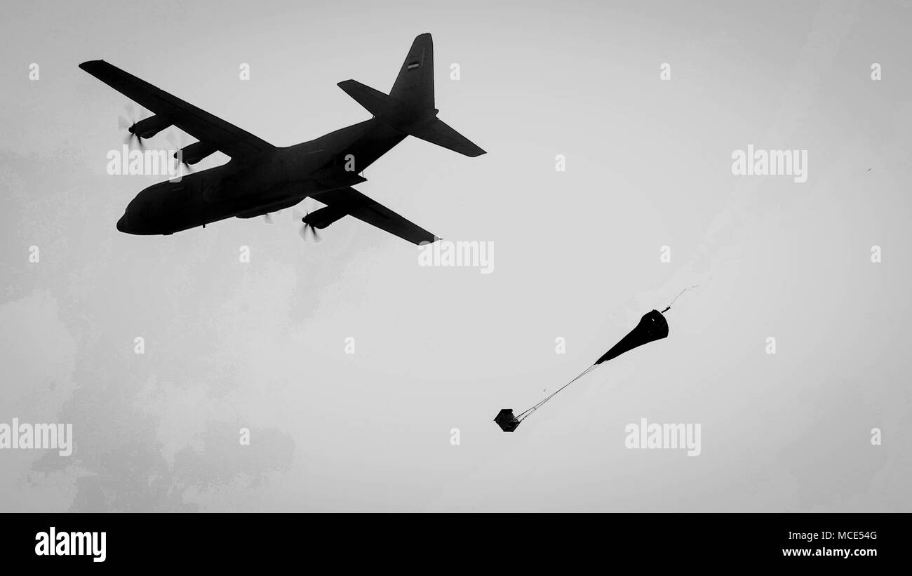 Il Lockheed Martin C-130J Super Hercules è un aereo da trasporto militare a quattro motori turboelica utilizzato per le missioni di trasporto aereo e di lancio da parte degli Stati Uniti e delle forze aeree alleate. L'immagine d'archivio documenta un airdrop di addestramento condotto presso il Besmaya Range Complex, Iraq, l'11 febbraio 2018 a sostegno dell'operazione Inherent Resolve. Foto Stock