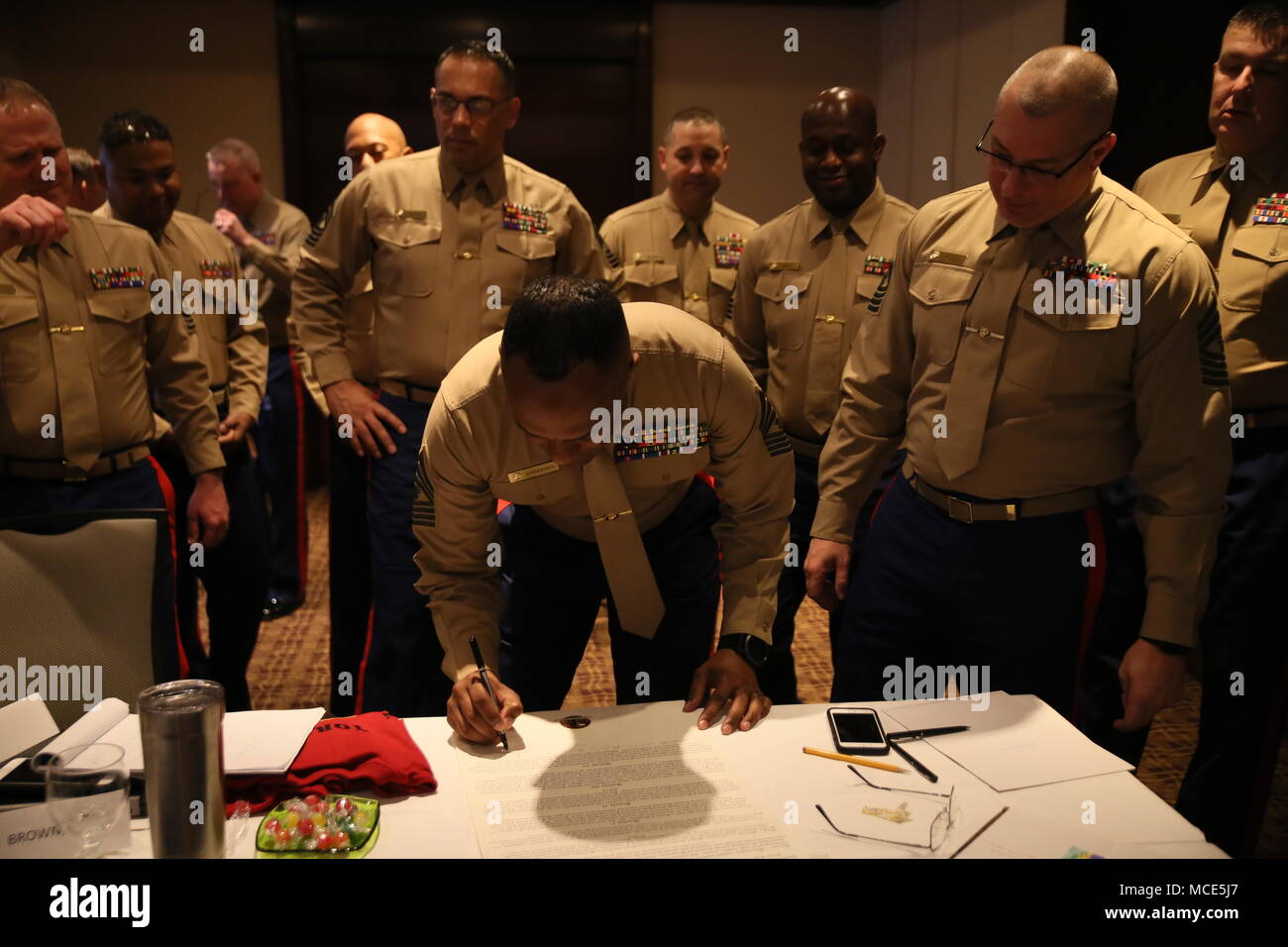 NEW YORK CITY - Master Gunnery Sgt Tony M. Anderson segni il creato di recente costituzione della barba grigia della società a livello nazionale 8412 barba grigia simposio presso il Millennium Hilton New York nel centro cittadino di New York City, Feb. 21. Marine Corps il reclutamento di comando (MCRC) conduce alla formazione annuale per garantire il continuo sviluppo professionale del reclutamento di forza. Parte di una barba grigia' ruolo è di osservare, diagnosticare e identificare ciò che è necessario per aiutare la forza di reclutamento raggiungere picchi di forza totale assunzione di prestazioni. Anderson è il reclutamento orientale il Team di training del capo per MCRC. (U.S. Mar Foto Stock