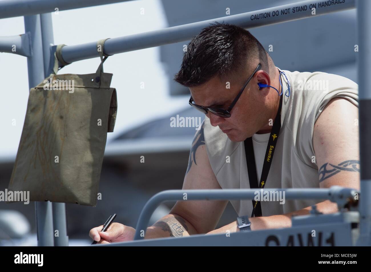 Stati Uniti Air Force Master Sgt. Randy Williams, XIV Manutenzione aeromobili unità supervisore di turno, completa di documenti cartacei accanto a un F-16 Fighting Falcon durante l'esercizio a far fronte a nord presso Andersen Air Force Base, Guam, 27 febbraio 2018. Far fronte a nord è da lungo tempo un esercizio inteso a rafforzare le relazioni nell'Indo-Pacifico regione attraverso operazioni di aria e di assistenza umanitaria/Disaster Relief formazione. (U.S. Air Force foto da 1Lt. Lauren Linscott) Foto Stock