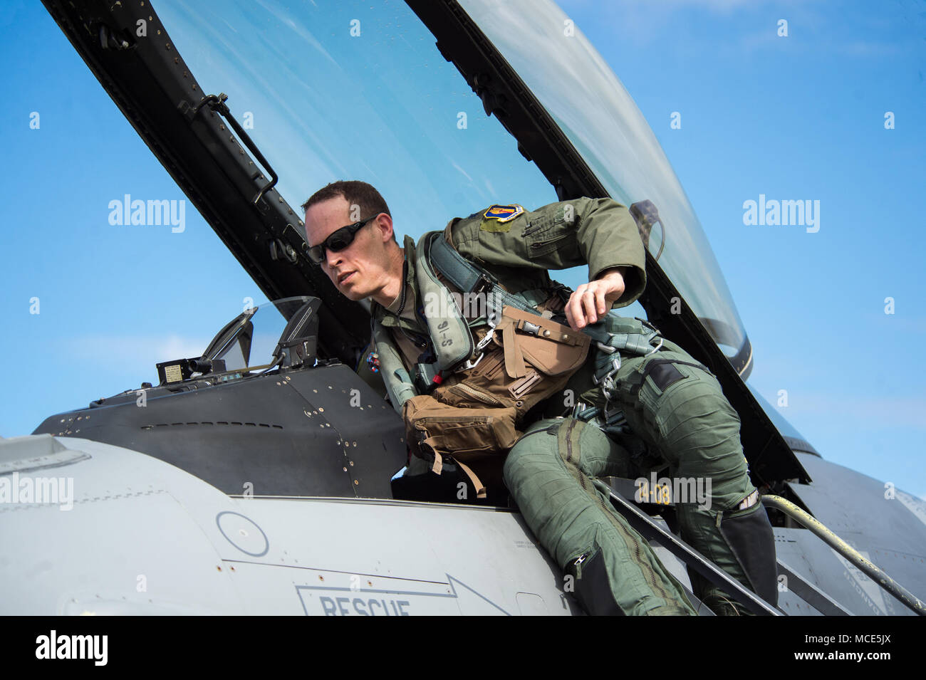 Stati Uniti Air Force Lt. Col. Doyle Pompa, 35th Operations Group Vice comandante, prepara un F-16 Fighting Falcon per il volo durante l'esercizio a far fronte a nord presso Andersen Air Force Base di Guam, 26 febbraio, 2018. Far fronte a nord è da lungo tempo un esercizio inteso a rafforzare le relazioni nell'Indo-Pacifico regione attraverso operazioni di aria e di assistenza umanitaria/Disaster Relief formazione.(STATI UNITI Air Force foto da 1Lt. Lauren Linscott) Foto Stock