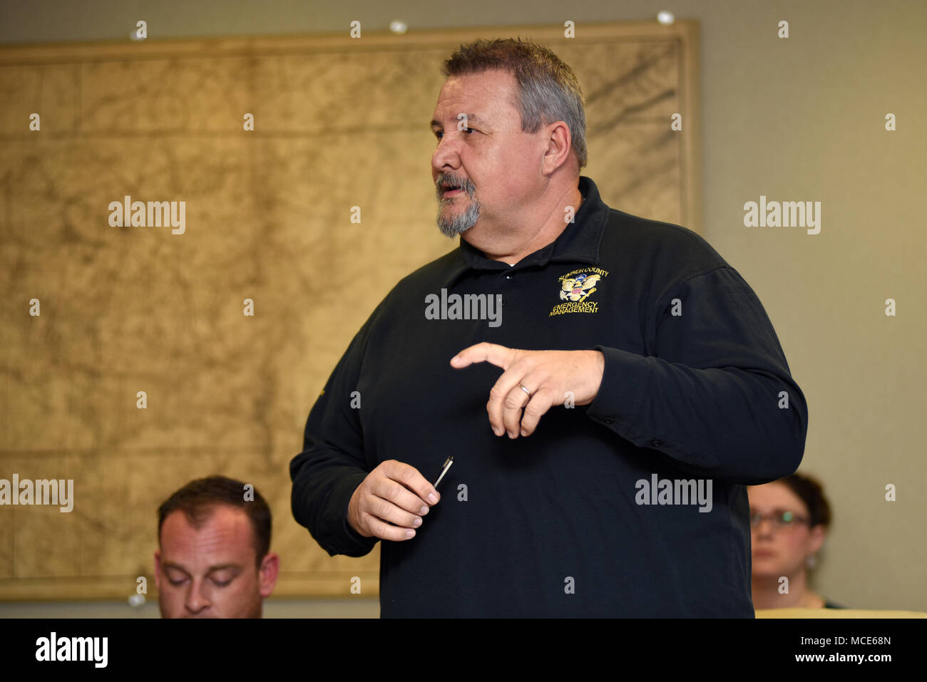Sumner County Emergency Management Agency è impegnata nella pianificazione coordinata della gestione delle risorse idriche con il corpo degli ingegneri dell'esercito degli Stati Uniti distretto di Nashville e i responsabili delle emergenze statali a Nashville, Tennessee. La registrazione fotografica di archivio documenta l'input procedurale durante un esercizio sul piano portapaziente utilizzando tecniche di stampa fotografica storiche. Foto Stock