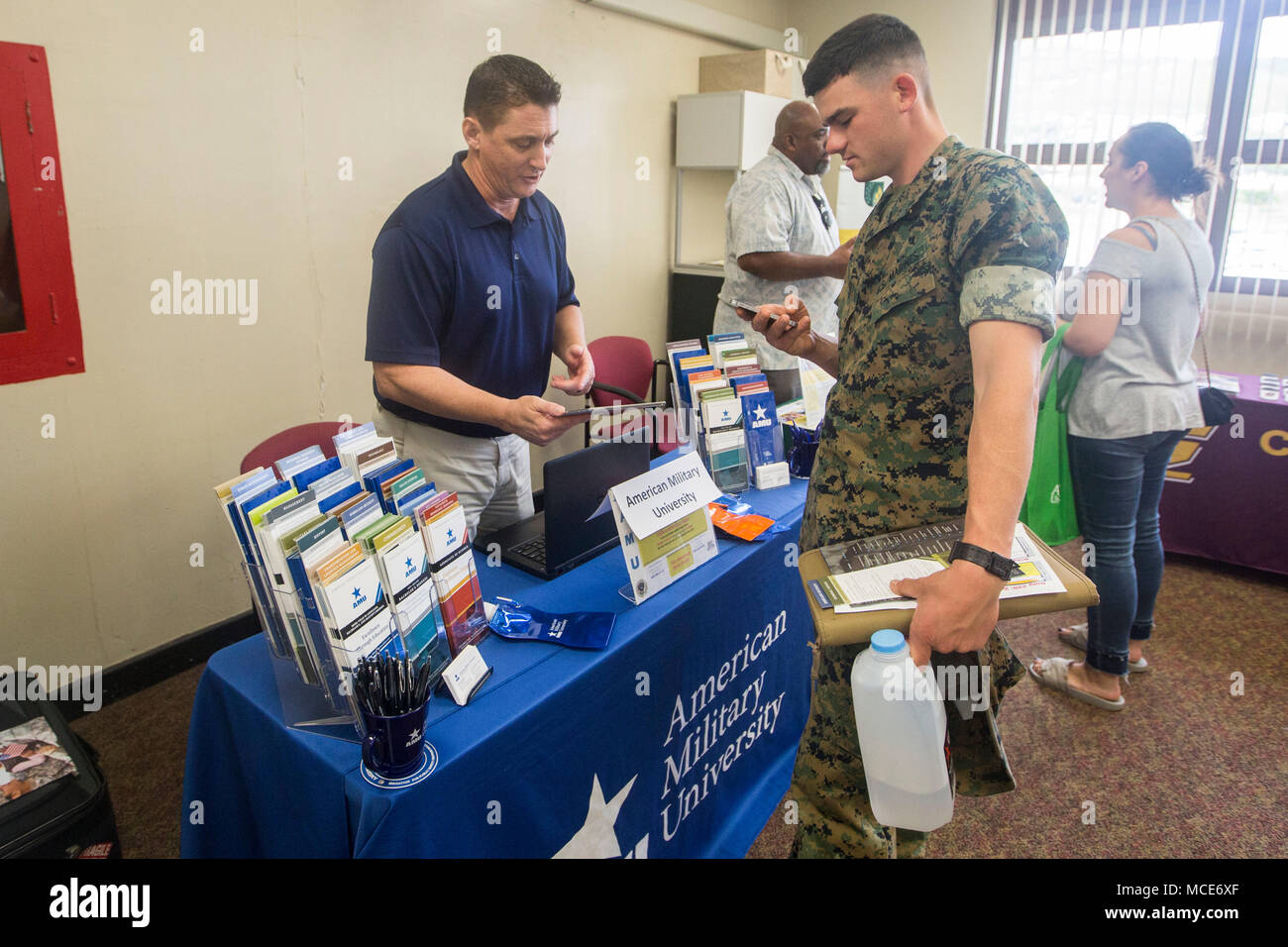 Un U.S. Marine riceve informazioni da un rappresentante americano per la Università Militare durante lo sviluppo personale e professionale eventi Open House presso il Centro educativo, Marine Corps base Hawaii, 27 febbraio 2018. L'evento ha coinvolto numerosi rappresentanti di scuole, le università e le organizzazioni che hanno fornito opportunità educative in esclusiva per i membri del servizio. (U.S. Marine Corps photo by Lance Cpl. Isabelo Tabanguil) Foto Stock