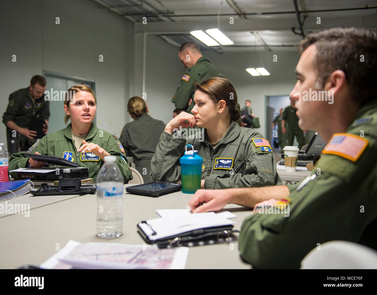 Stati Uniti Air Force Il Mag. Dana Novinskie, 109 Airlift Squadron, mutandine ai membri del suo team prima di un C-130 Hercules airdrop missione in Yuma, Ariz., Feb 26, 2018. Operazione Snowbird, una esercitazione, migliora la 133Airlift Wing della possibilità di distribuire, eseguire e sostenere la rapida mobilità globale di tutto il mondo. (U.S. Air National Guard photo Tech. Sgt. Austen R. Adriaens/rilasciato) Foto Stock