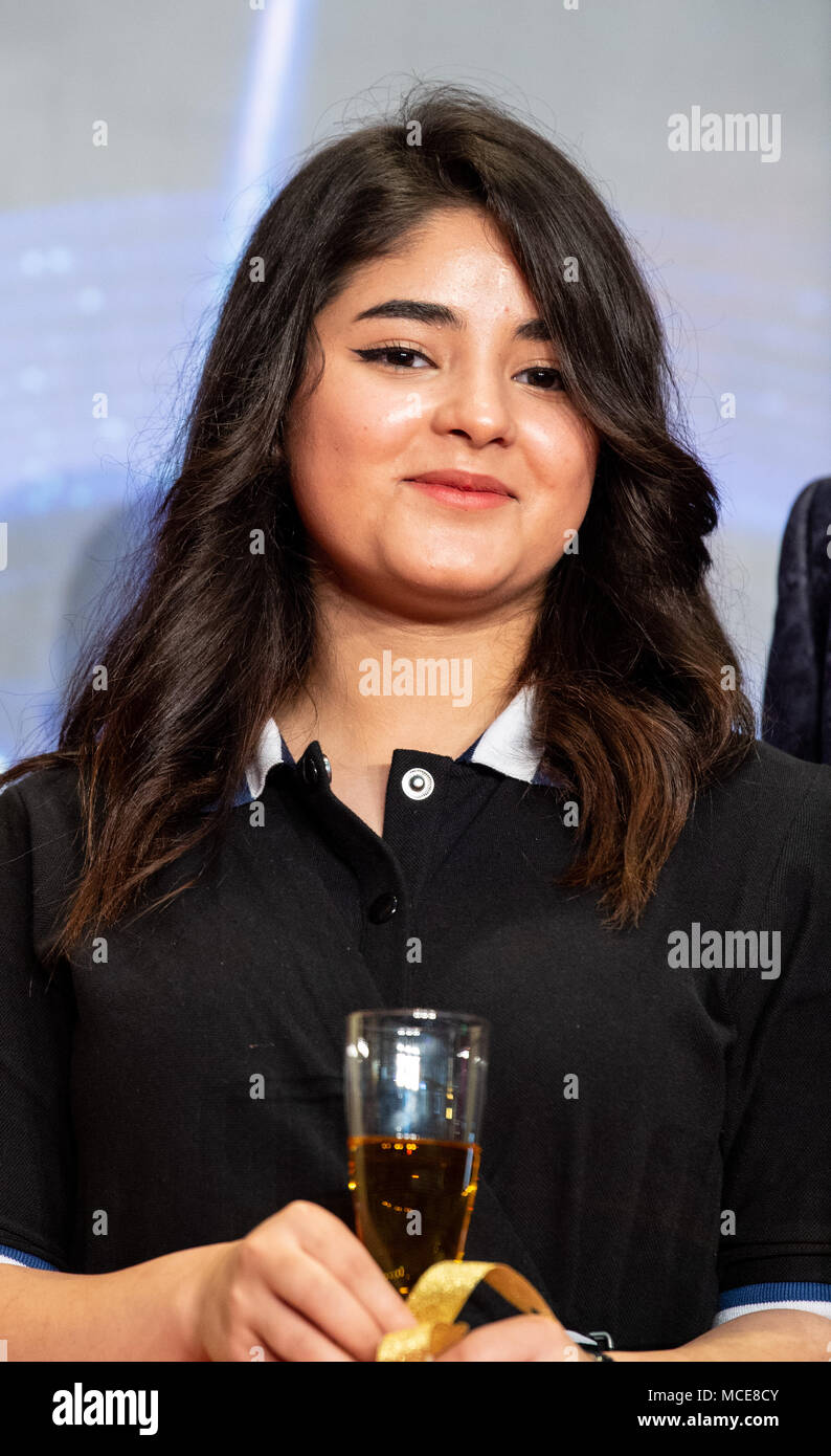 HONG KONG, CINA - 15 Aprile 2018: Segreto Superstar movie launch.Indian superstar attore AAMIR KHAN, unisce co-star Zaira Wasim (nella foto), in riunione H Foto Stock