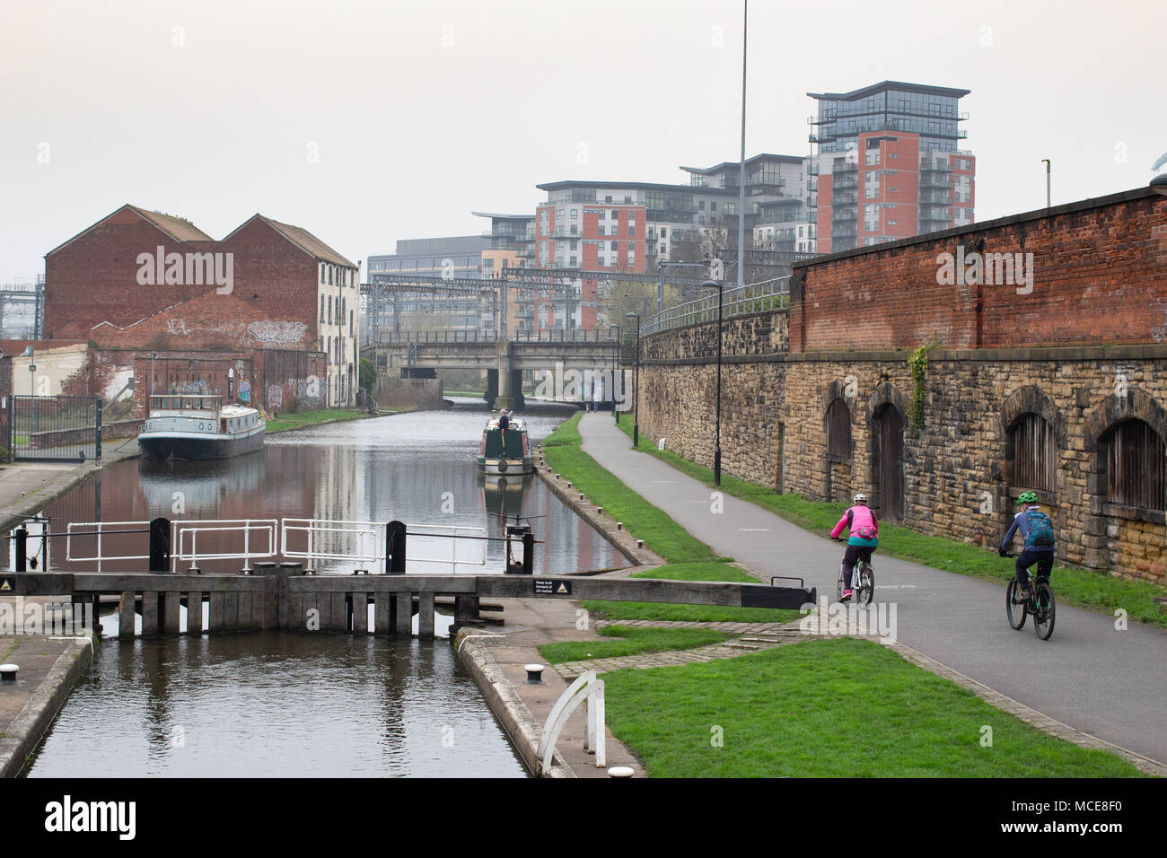 Il Leeds e Liverpool canal raffigurato in Leeds City Centre preso dal molo ponte approccio guardando verso Ovest. Foto Stock