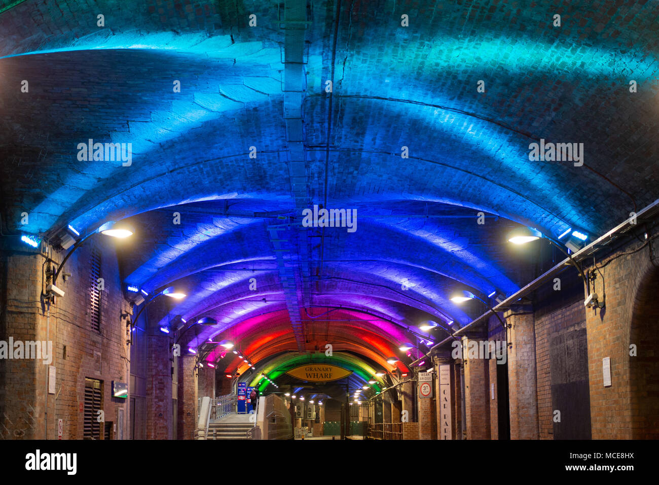 Il tunnel sotto Leeds stazione ferroviaria che sono ora parte di Granary Wharf un nuovo complesso di intrattenimento nel cuore di Leeds. Foto Stock