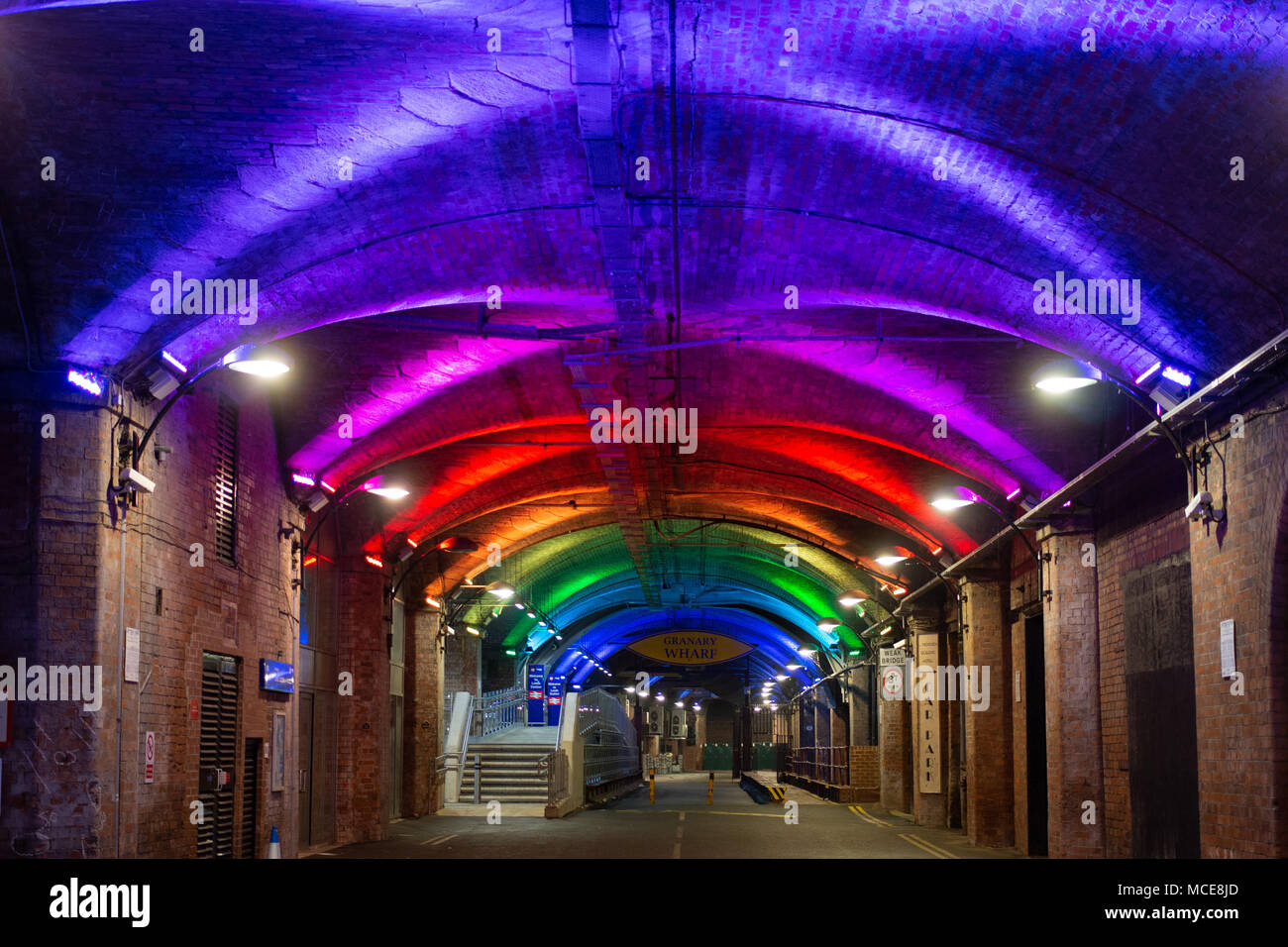 Il tunnel sotto Leeds stazione ferroviaria che sono ora parte di Granary Wharf un nuovo complesso di intrattenimento nel cuore di Leeds. Foto Stock