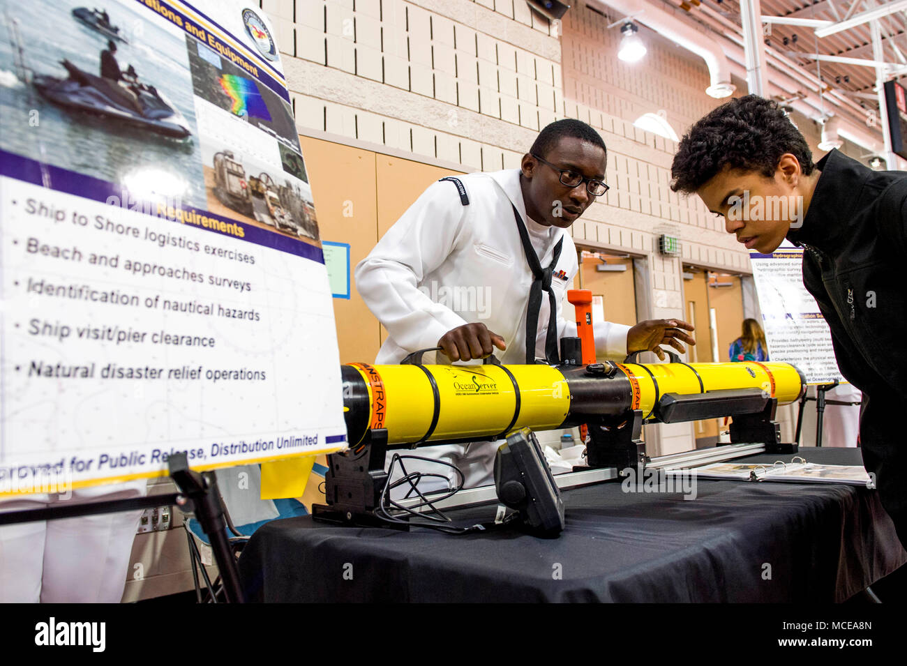 180410-N-MJ645-0064 HOOVER, Ala. (10 aprile 2018) Aérographe compagno del 3° di classe Kyle Miller parla di uno studente presso la Hoover High School circa Navy oceanografia attrezzatura durante la settimana della Marina Birmingham, Ala. Marina Ufficio di comunicazione alla Comunità utilizza la Marina programma settimana per portare i marinai della marina militare, attrezzature e visualizza per circa 14 città americane ogni anno per un giro calendario di impegni di outreach. (U.S. Foto di Marina di Massa lo specialista di comunicazione 1a classe Marcus L. Stanley/rilasciato) Foto Stock