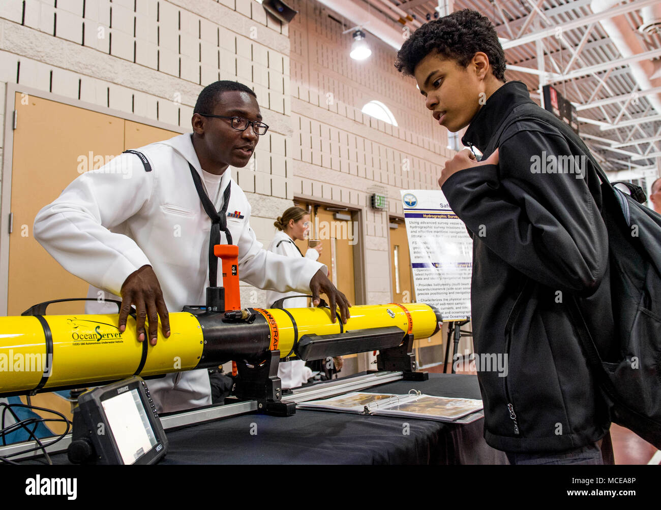 180410-N-MJ645-0060 HOOVER, Ala. (10 aprile 2018) Aérographe compagno del 3° di classe Kyle Miller parla di uno studente presso la Hoover High School circa Navy oceanografia attrezzatura durante la settimana della Marina Birmingham, Ala. Marina Ufficio di comunicazione alla Comunità utilizza la Marina programma settimana per portare i marinai della marina militare, attrezzature e visualizza per circa 14 città americane ogni anno per un giro calendario di impegni di outreach. (U.S. Foto di Marina di Massa lo specialista di comunicazione 1a classe Marcus L. Stanley/rilasciato) Foto Stock