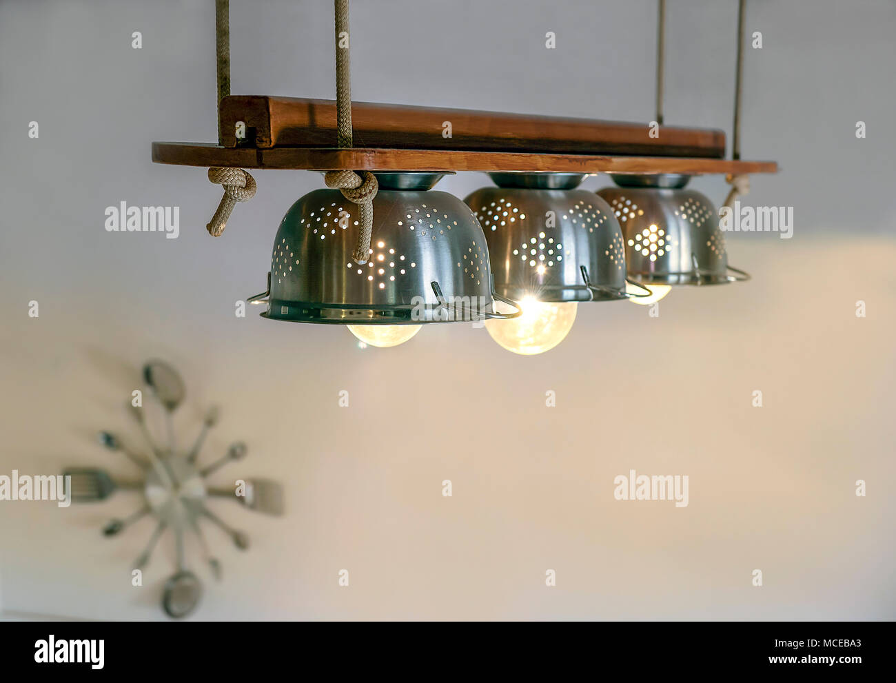 Plafoniere Da Parete Per Cucina : Illuminazione calda che esce dalle lampade all interno del