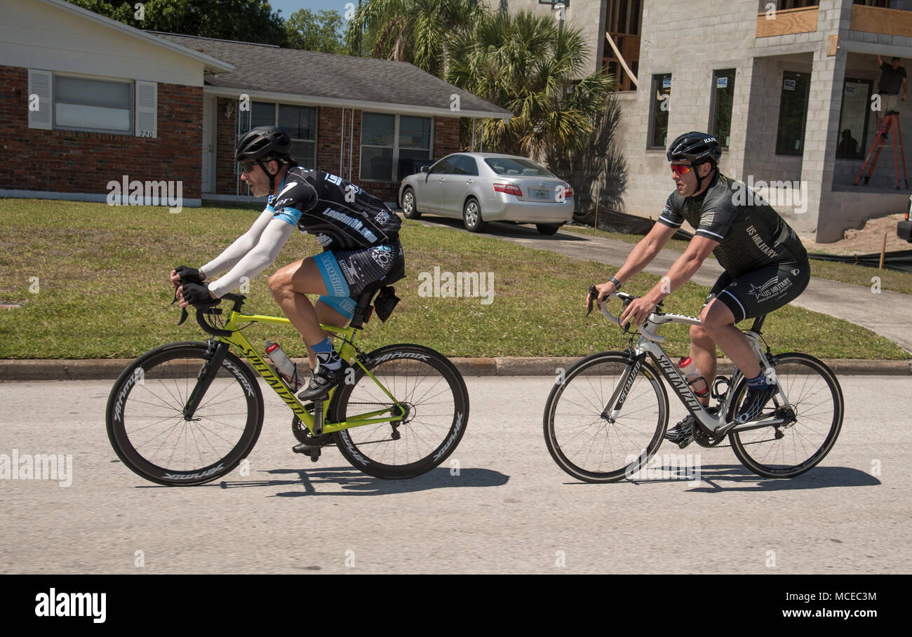 USSOCOM veterano dell esercito Sgt. Il Mag. Michael Toth, sinistra, e l'esercito Sgt. 1° classe Norman Douglas in treno in bicicletta per il 2018 DoD Warrior giochi a MacDill Air Force Base in Florida il 11 aprile 2018. La partecipazione al Guerriero USSOCOM Programma di cura adattativo militare sport eventi durante tutto l'anno migliora gli atleti SOF' mentale e la riabilitazione fisica, agevolando il loro reinserimento o di transizione. (DoD Foto di Roger L. Wollenberg) Foto Stock