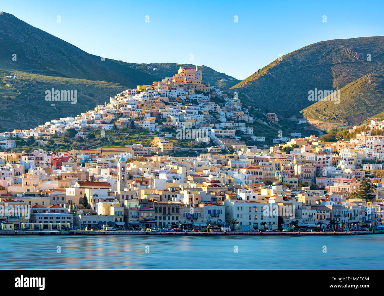 Vista panoramica della città SIROS, CICLADI, Grecia Foto Stock