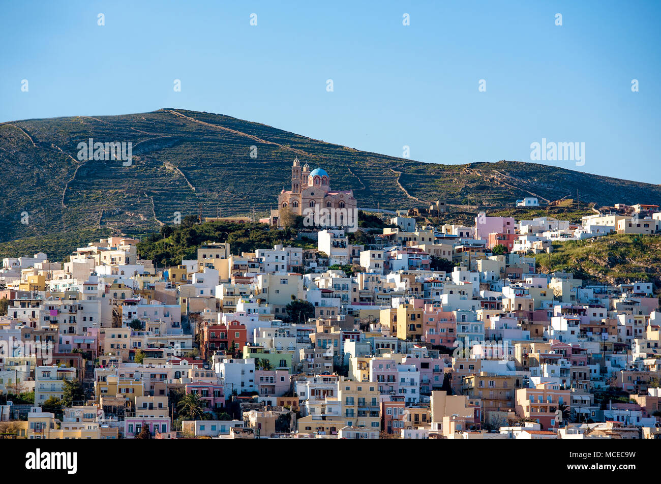 Vista panoramica di Syros cittadina con la chiesa ortodossa in cima alla collina. Isole Cicladi, Grecia. Foto Stock
