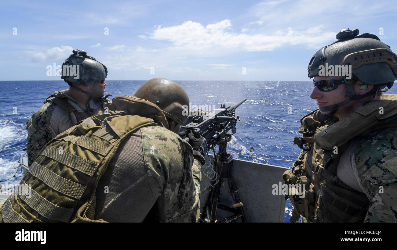 Un marinaio assegnato a Costiera squadrone fluviale (CRS) 4, det. Gli incendi di Guam un M2 mitragliatrice a bordo di un marchio vi imbarcazione di pattuglia durante un equipaggio servito la qualifica di armi nel Mare delle Filippine, 12 aprile 2018. CRS-4, det. Guam, assegnato a Costiera gruppo fluviale 1, det. Guam, è in grado di condurre le operazioni di sicurezza marittima nell intero spettro del Naval, giunto e operazioni combinate. Inoltre, esso fornisce funzionalità aggiuntive di sicurezza del porto, avviato la sicurezza, e il teatro di cooperazione per la sicurezza intorno all'U.S. 7 flotta area di operazioni. (U.S. Navy combattere la foto della telecamera tramite la comunicazione di massa Foto Stock