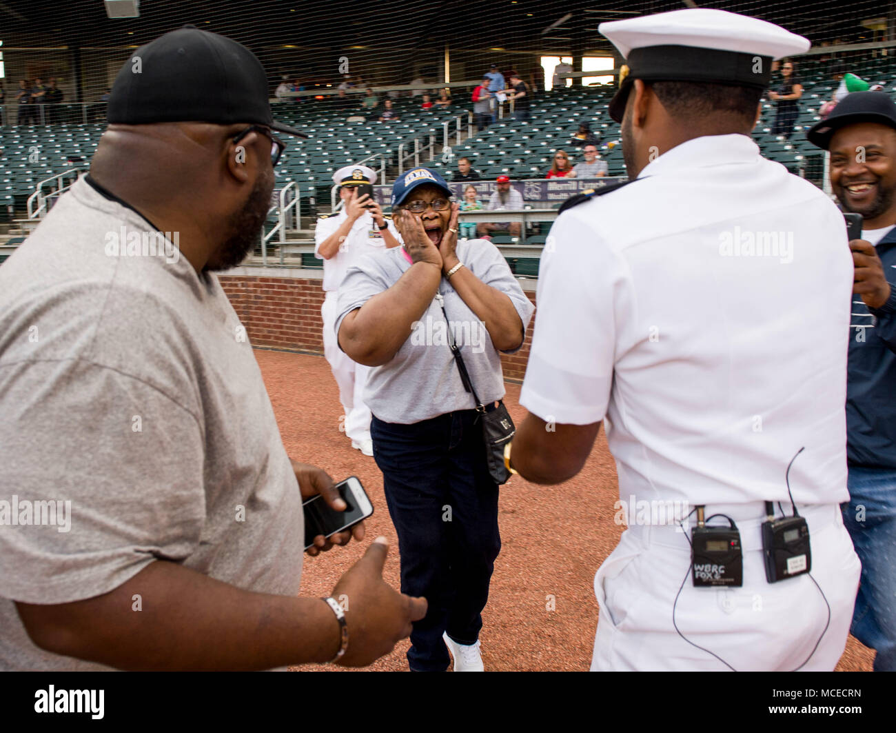 180411-N-MJ645-0229 BIRMINGHAM, Ala. (11 aprile 2018) Chief Warrant Officer Kajuna Strickland, nativo di Wetumpka, Ala, sorprese la madre con il suo rientro in patria al Birmingham Barons baseball gioco durante la settimana della marina di Birmingham. La Marina Ufficio di comunicazione alla Comunità utilizza la Marina programma settimana per portare i marinai della marina militare, attrezzature e visualizza per circa 14 città americane ogni anno per un giro calendario di impegni di outreach. (U.S. Foto di Marina di Massa lo specialista di comunicazione 1a classe Marcus L. Stanley/rilasciato) Foto Stock