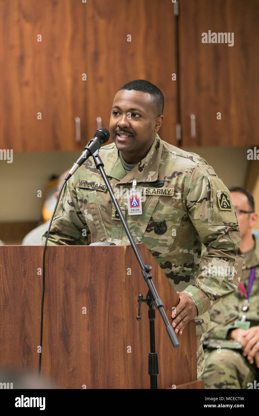 Sgt. 1. Classe Rodrick Woodard, rappresentando il G6, parla in corrispondenza di un cambio di sezione breve durante l'esercizio risposta vibrante 18 a Camp Atterbury, Indiana, il 10 aprile 2018. L'esercizio è legata alla risposta custode 18 e è la multi-componente ARNORTH catastrofe annuale di esercizio di risposta è progettato per convalidare quasi 5.200 militari e governativi il personale civile in caso di chimici, biologici, radiologici e nucleari (CBRN) disastro. (U.S. La Guardia Nazionale Foto di Sgt. Allen Griffith) Foto Stock